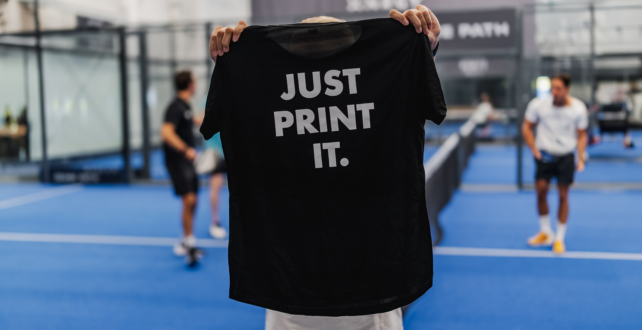 bedrukt sportshirt omhooggehouden met Just Print It
