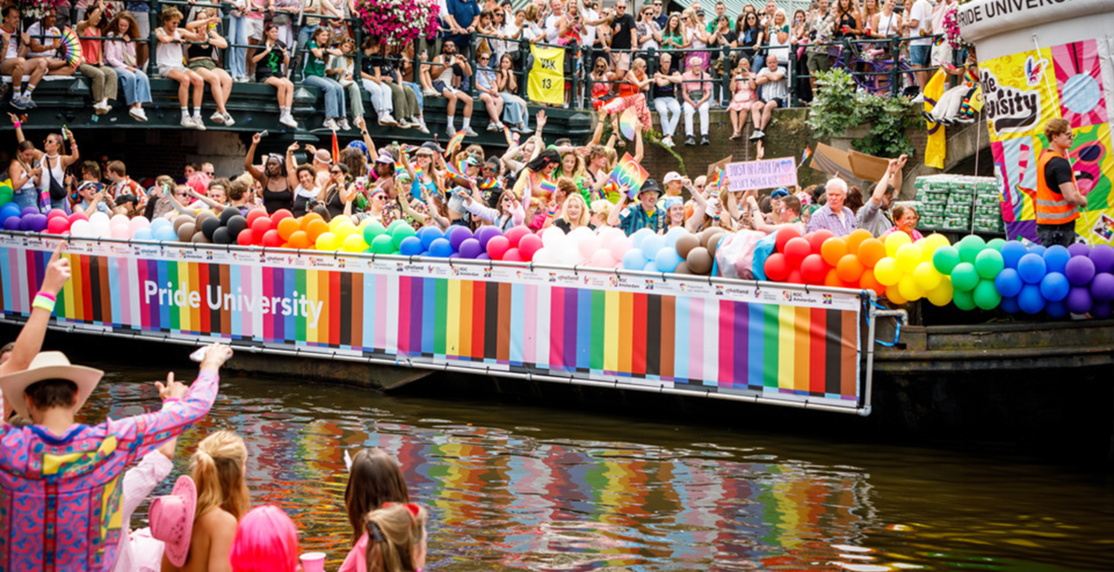 boot spandoek pride in amsterdam