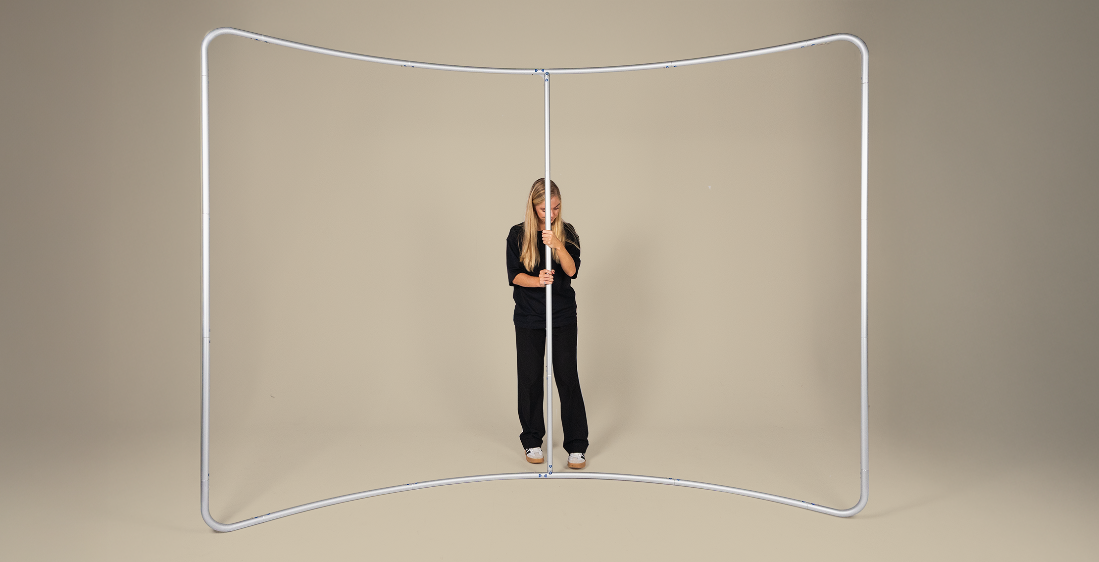 Zip wall monteren frame beige ruimte vrouw bouwt zipp wall op