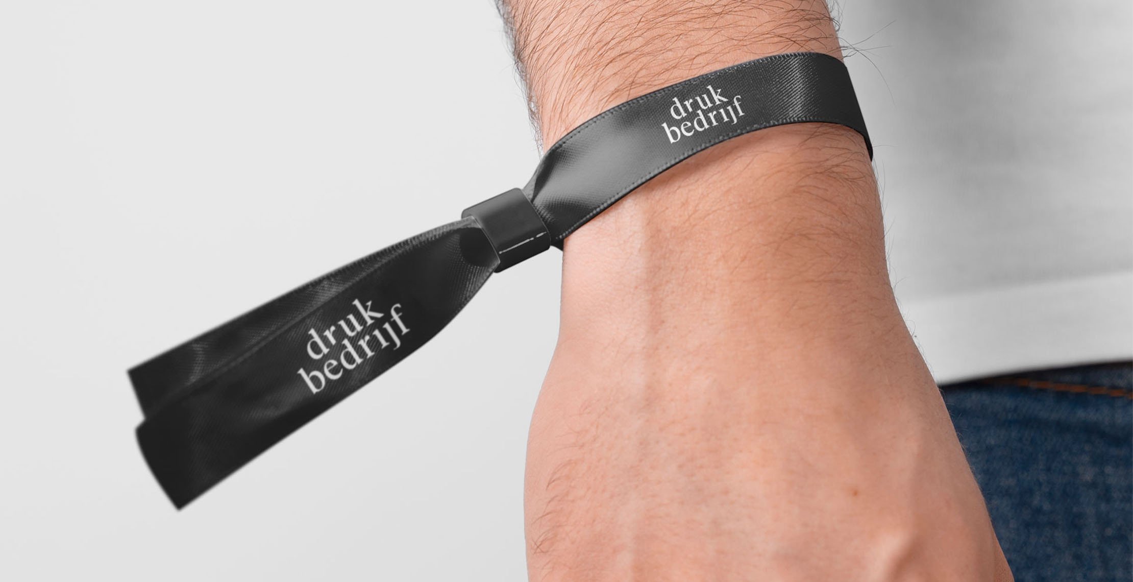 Arm met textiel festival polsbandje bedrukt met eigen ontwerp.