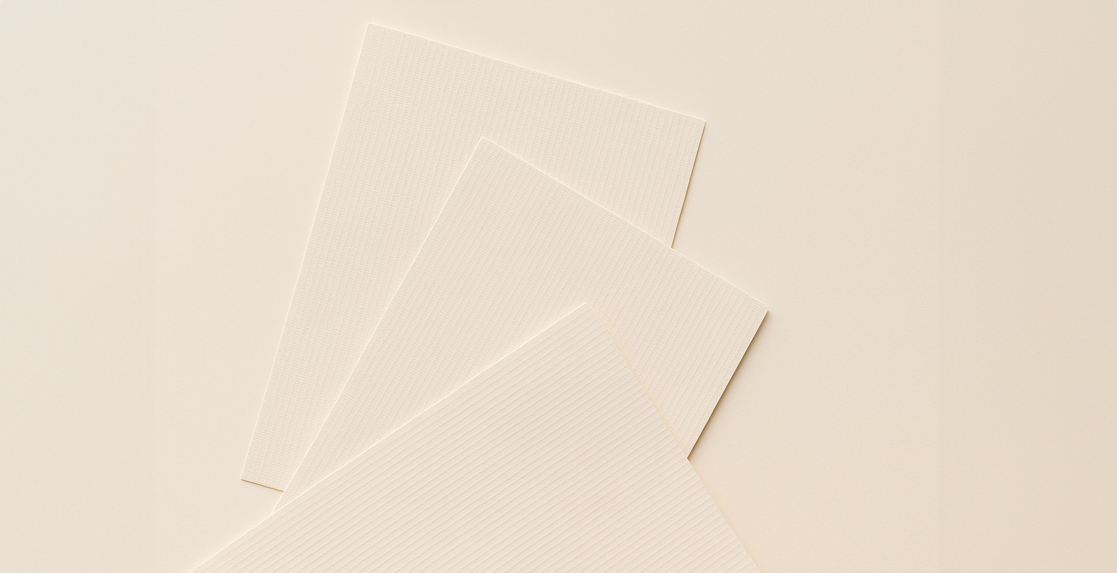 Drie vellen waar de pressing van verge papier duideleijk zichtbaar op is.