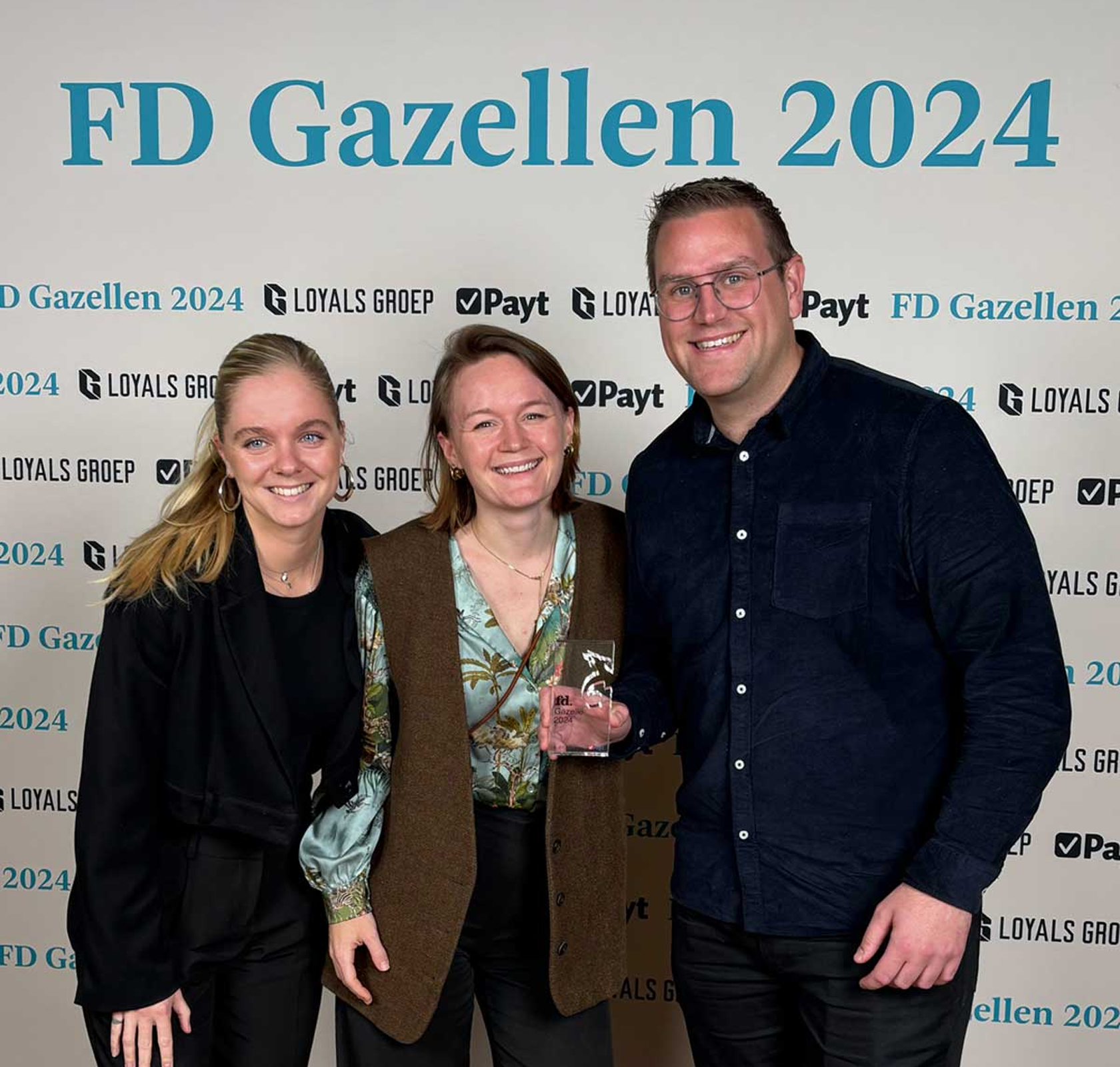 Drukbedrijf team met FD Gazelle award 2024 in de hand
