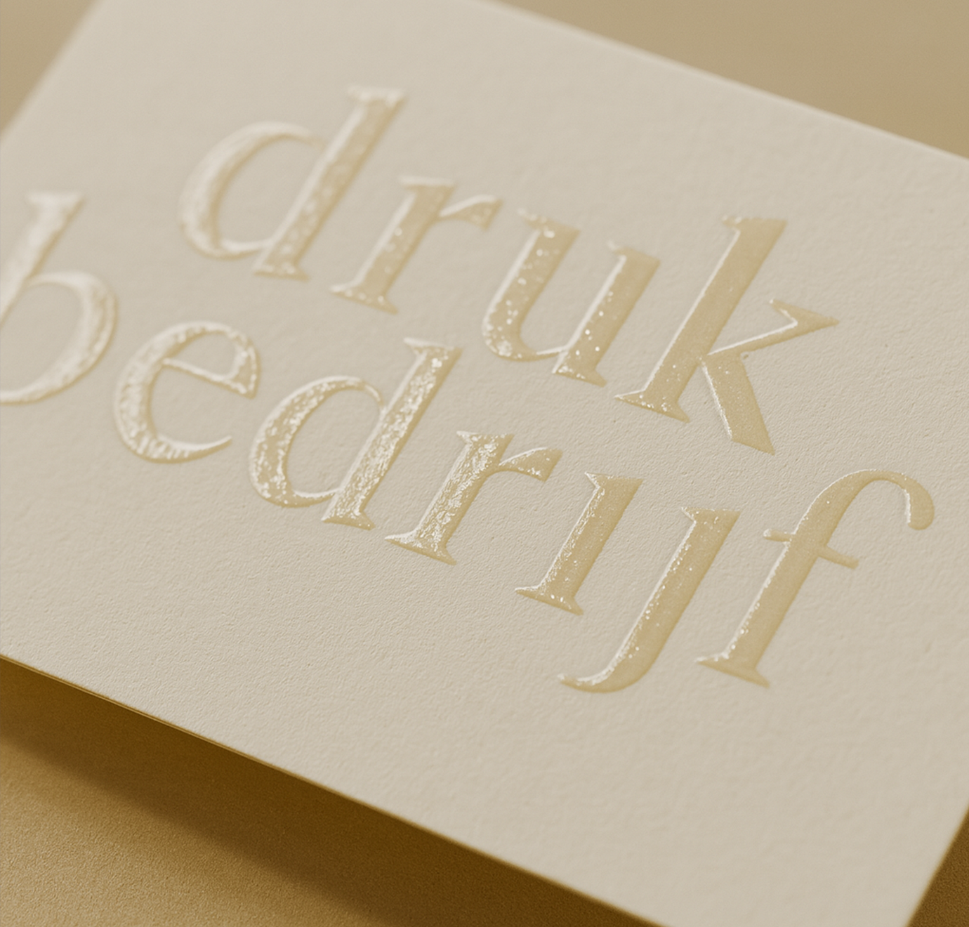 wit visitekaartje met beige achtergrond met spot-uv 