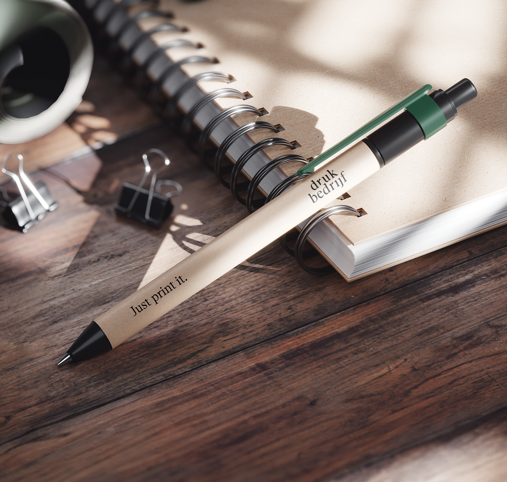 Duurzame pen bedrukt op notitieboek en donker hout bureau