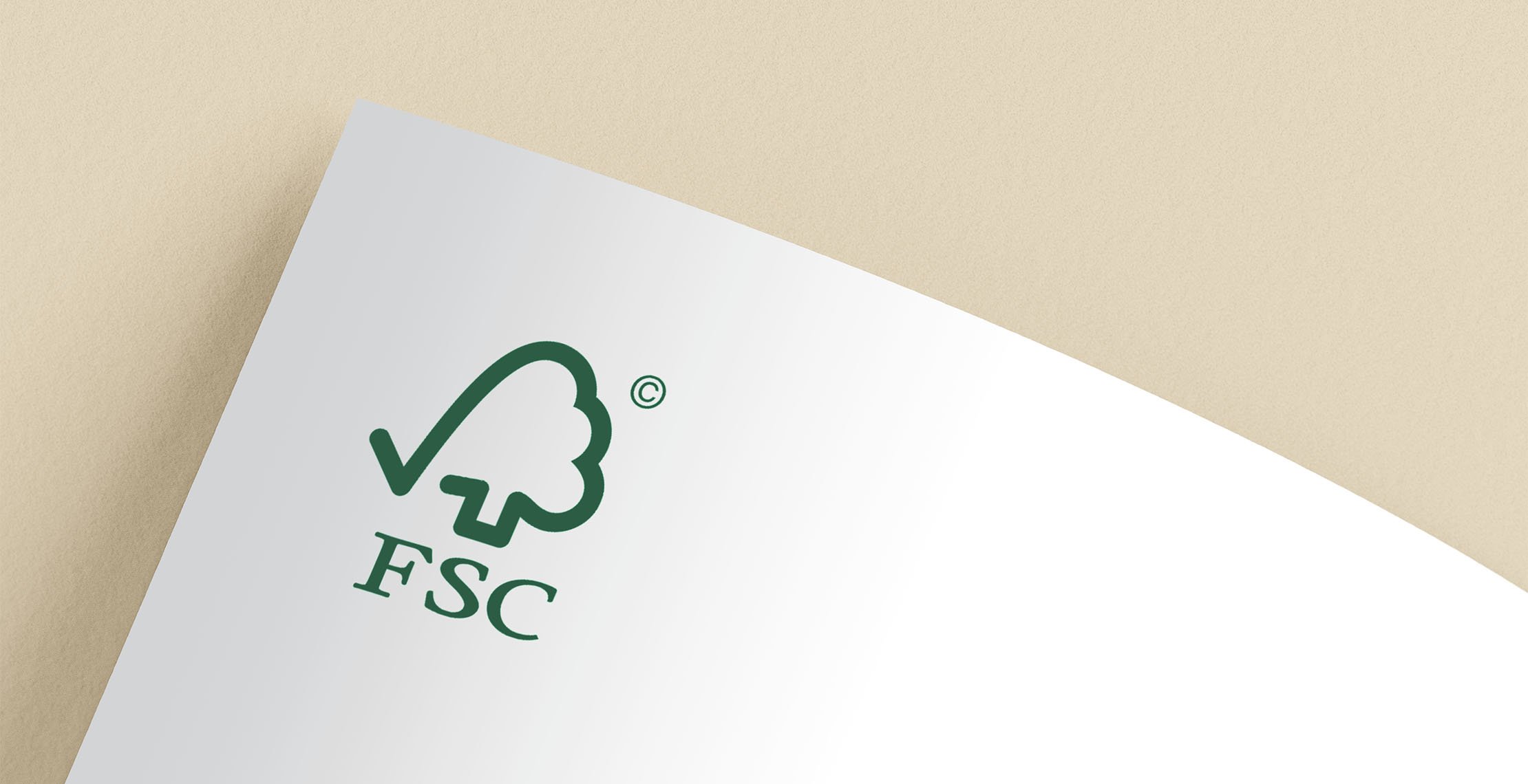 FSC papier met FSC merk logo op beige achtergrond