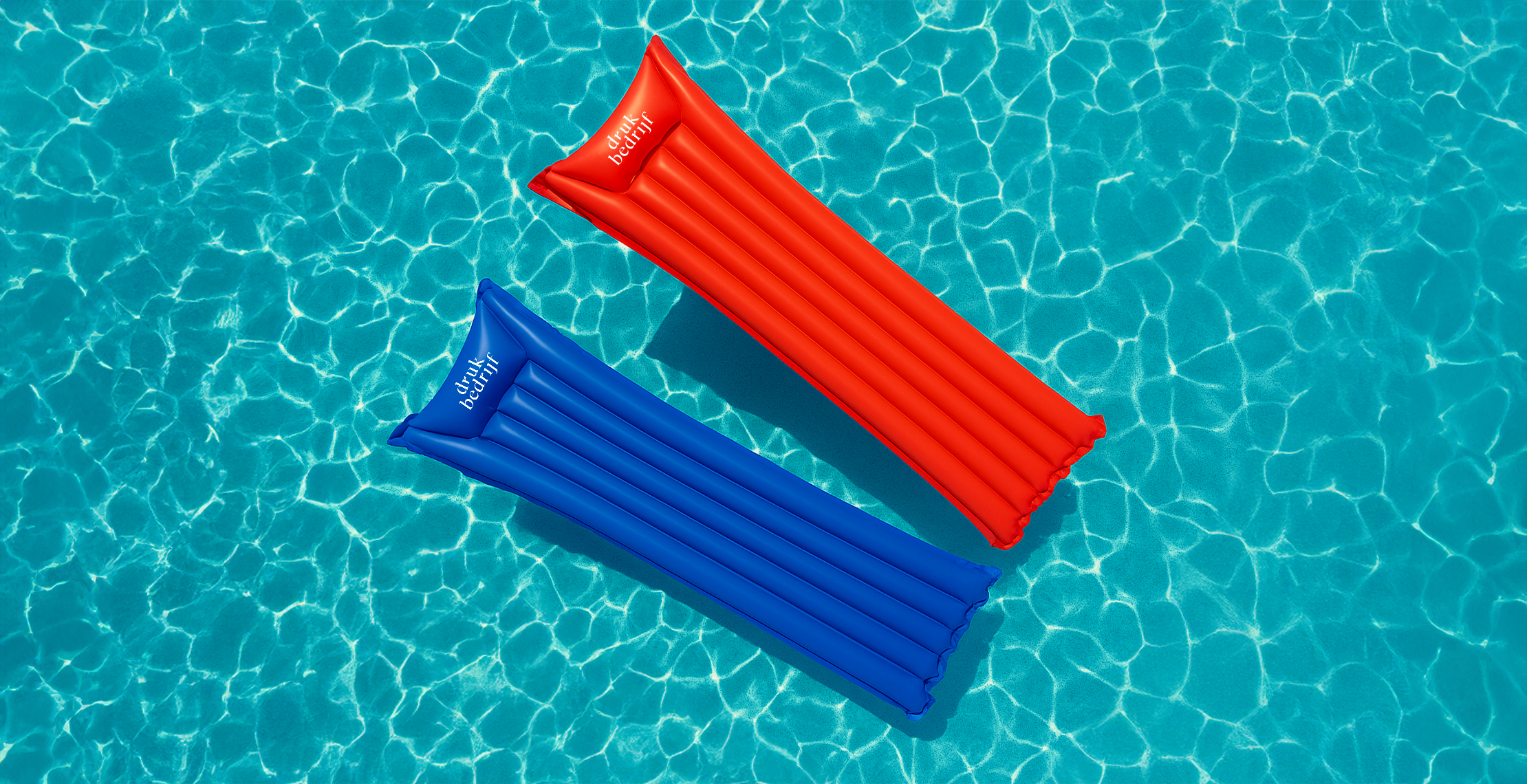 Rood en blauw bedrukt luchtbed in zwembad