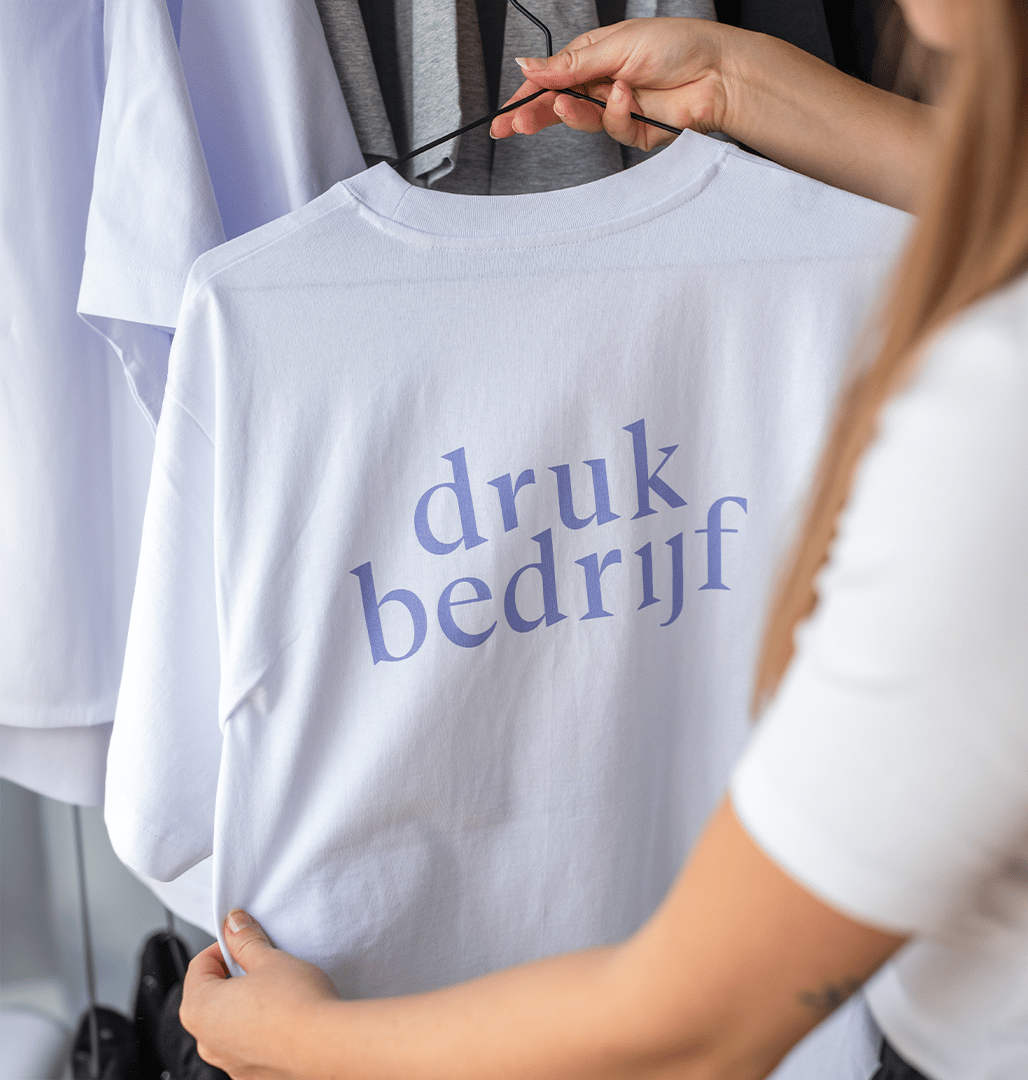 Wit t-shirt met paars logo