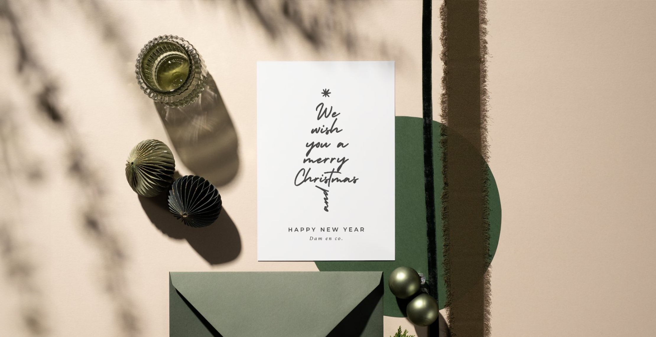 zwart witte klassieke kerstkaart zakelijk met beige achtergrond en groene envelop