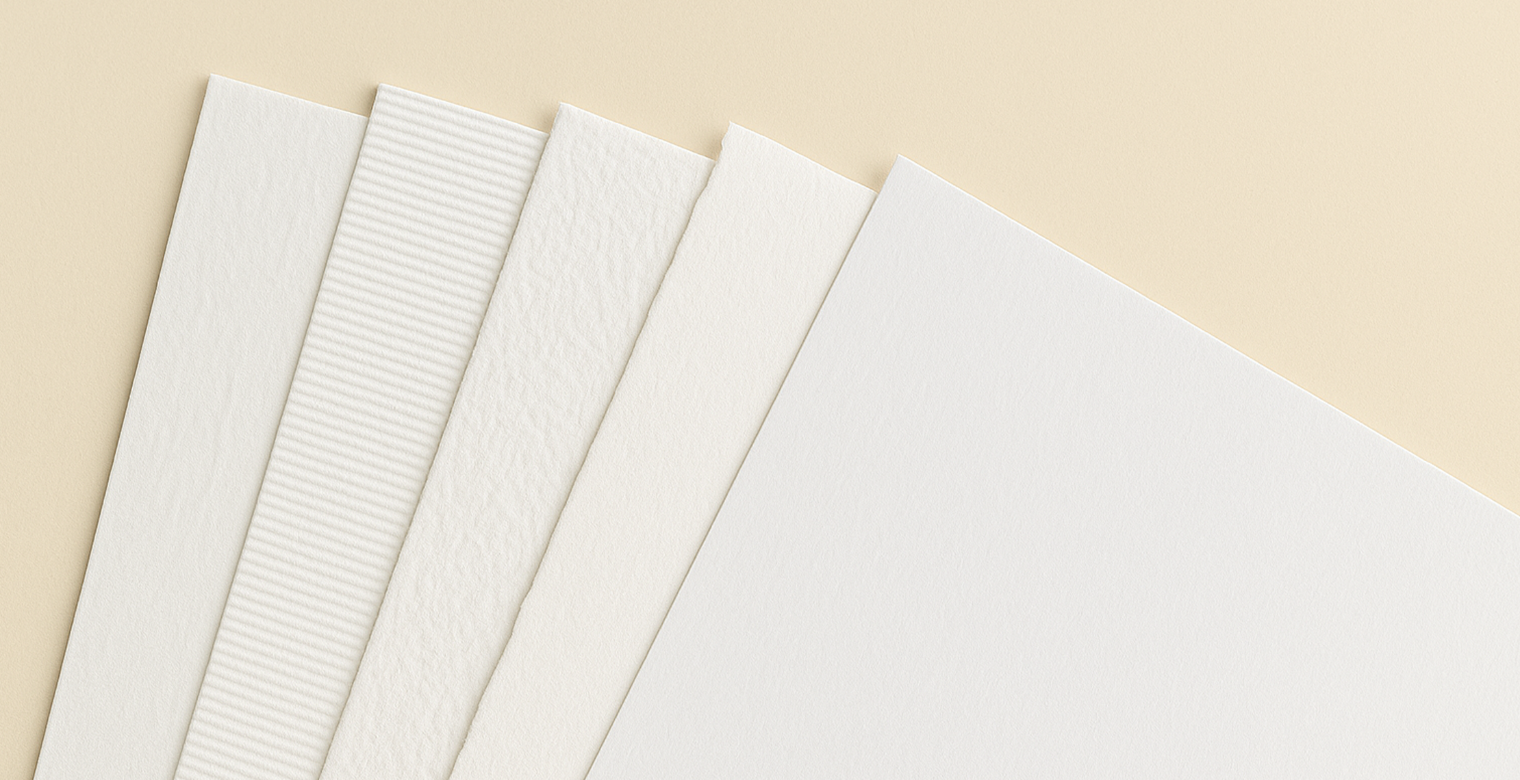papier met textuur verschillende soorten papier in waaier wit met beige achtergrond