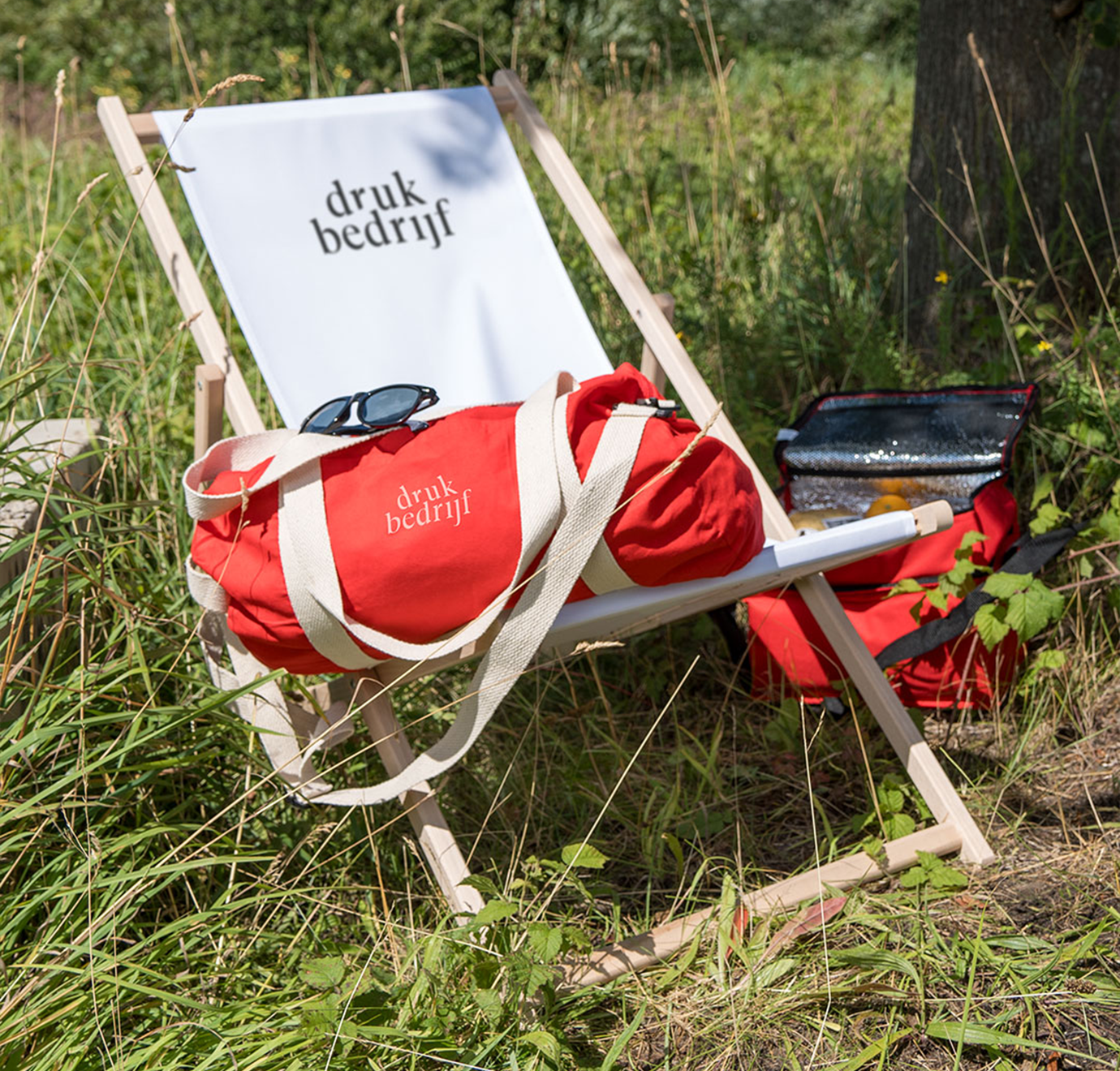 Zomerse strandstoel bedrukt met zomerse musthaves erboven op.