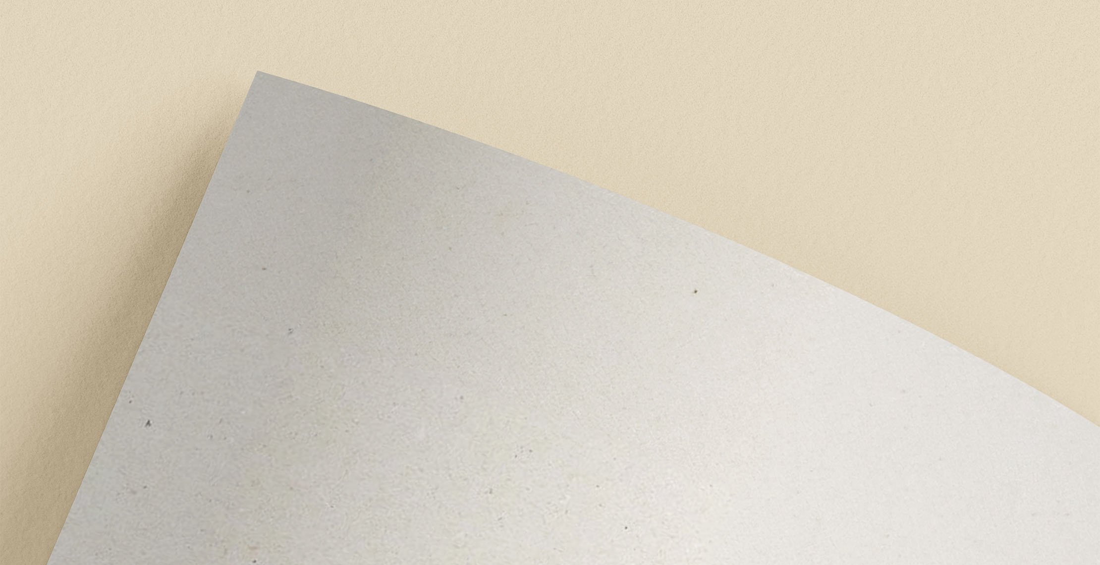 Bord karton textuur hoekje detail zichtbaar op beige achtergrond