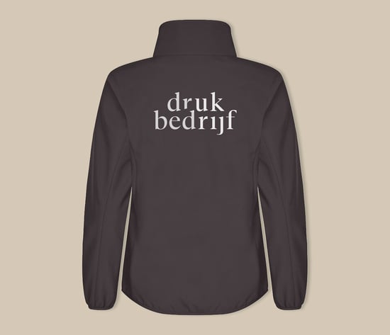 Opvallende softshell jas met logo voor personeel