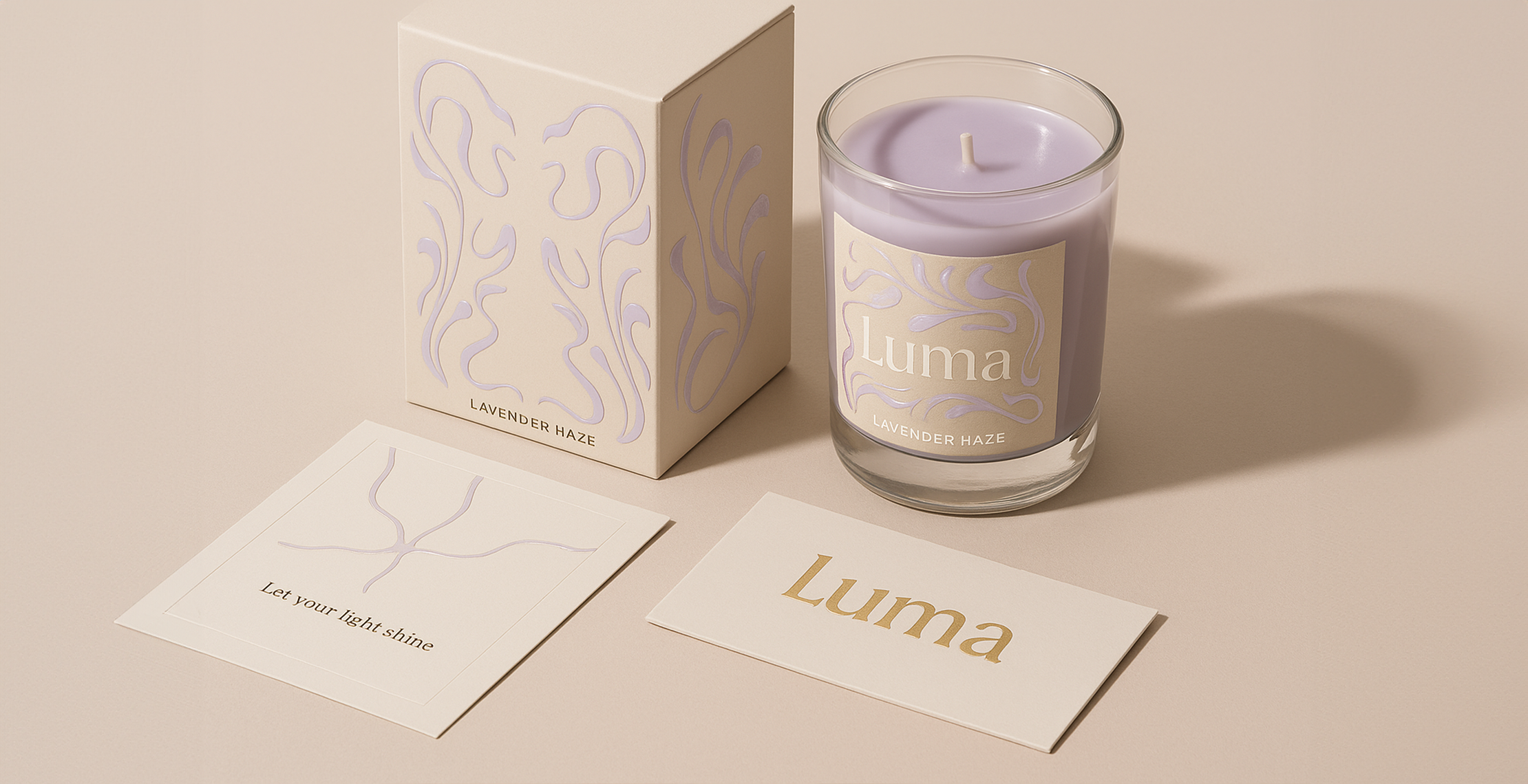 Verpakking kaars bedrukt met spot uv label en flyers beige, goud en lila luma candle lavender haze.