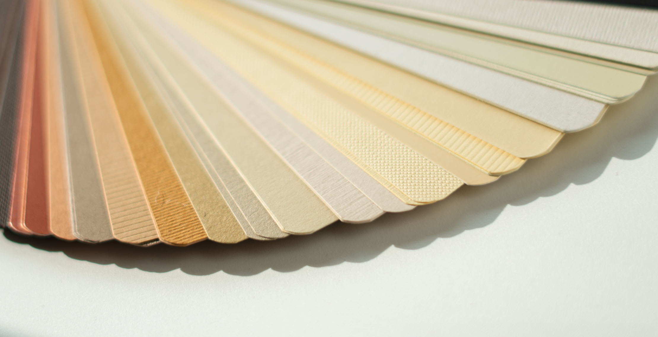 Speciaal fedrigoni papier in waaier textuur en kleur