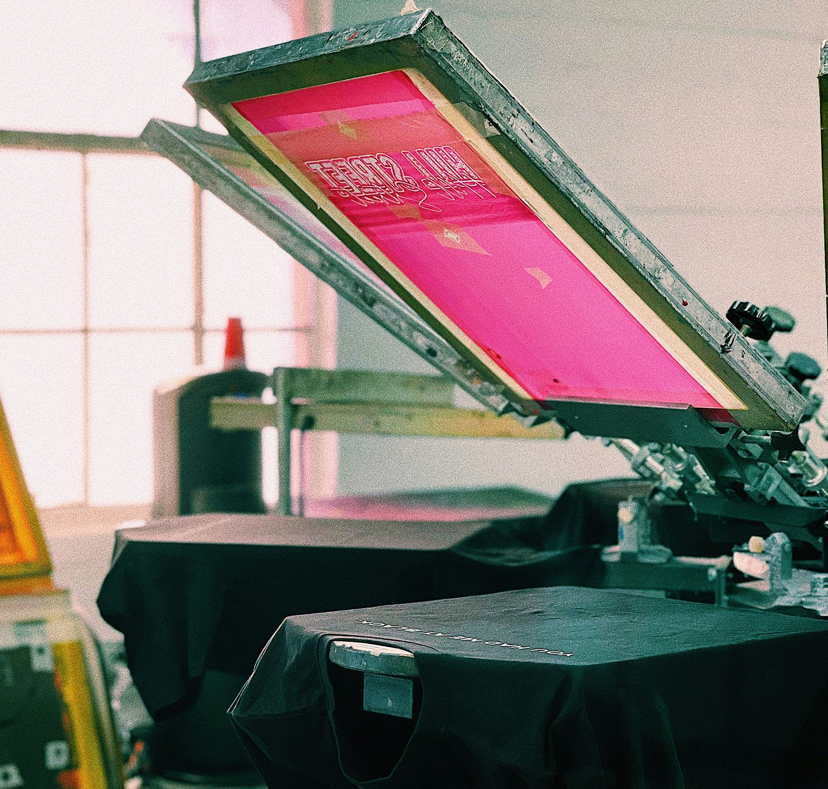 Zeefdrukraam op zeefdrukcarroussel