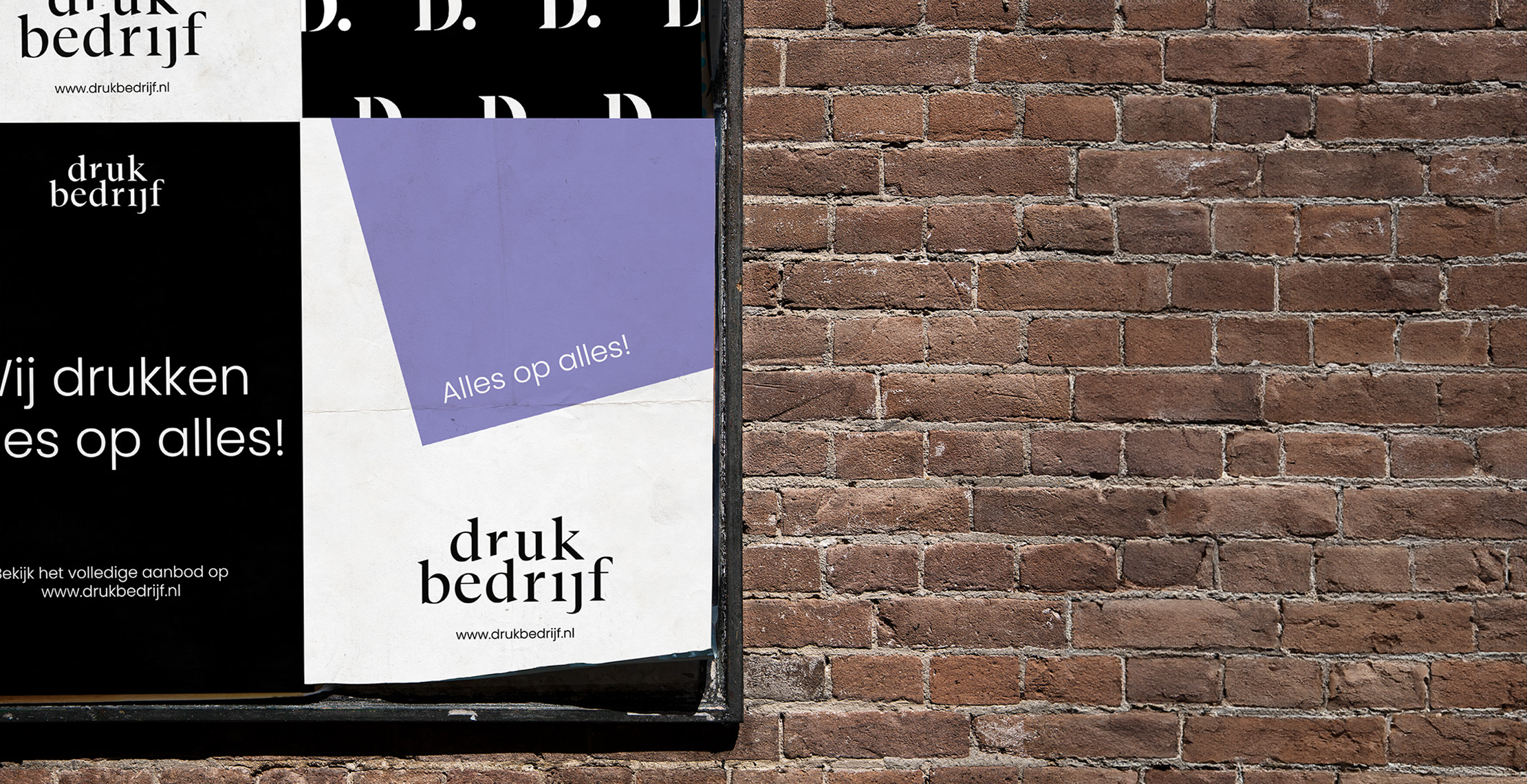 Posters wildplakken creatief in Amsterdamse muur