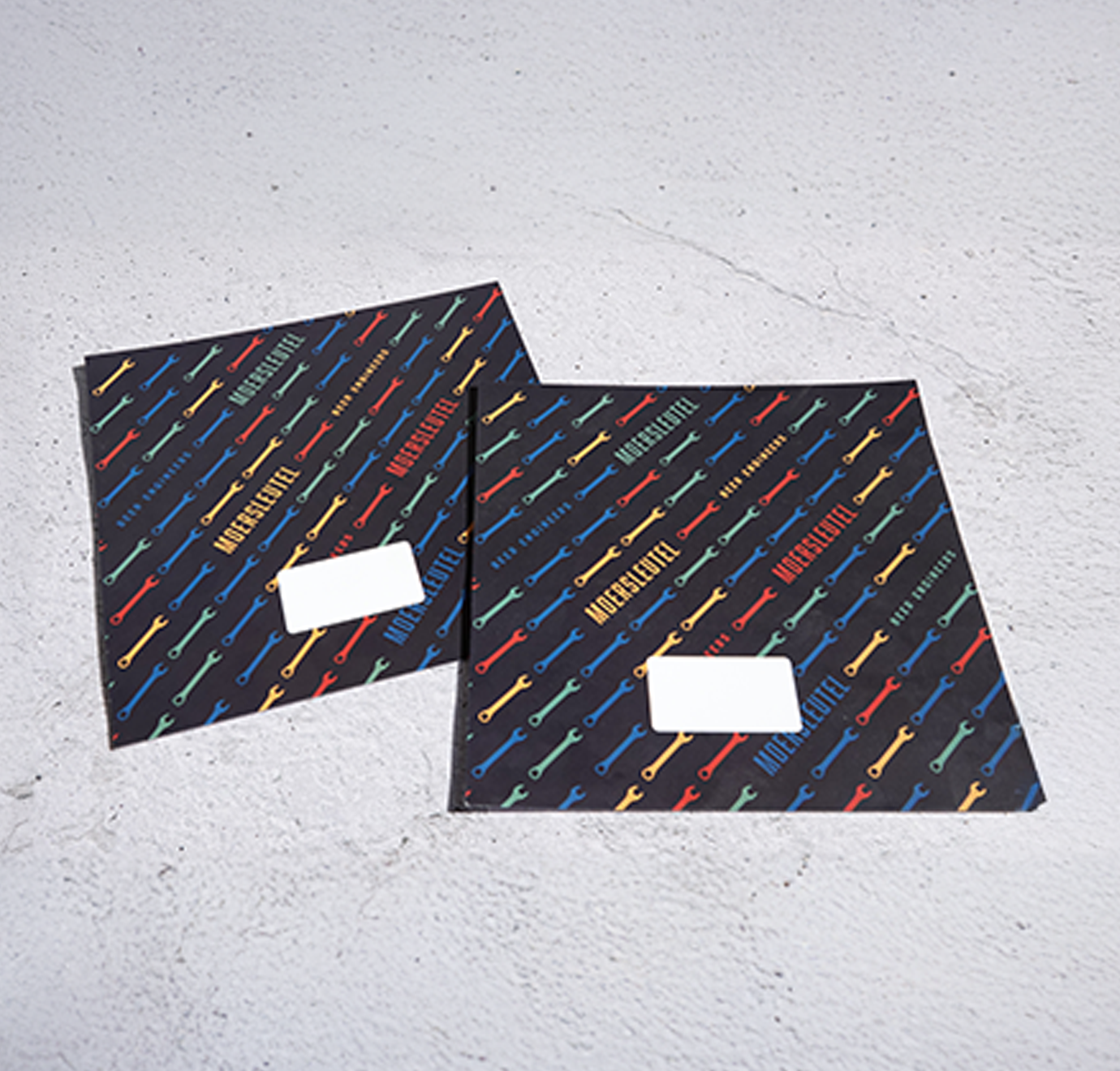 Eerste stap van stansen proces van stansen papier voordat het gestanst is