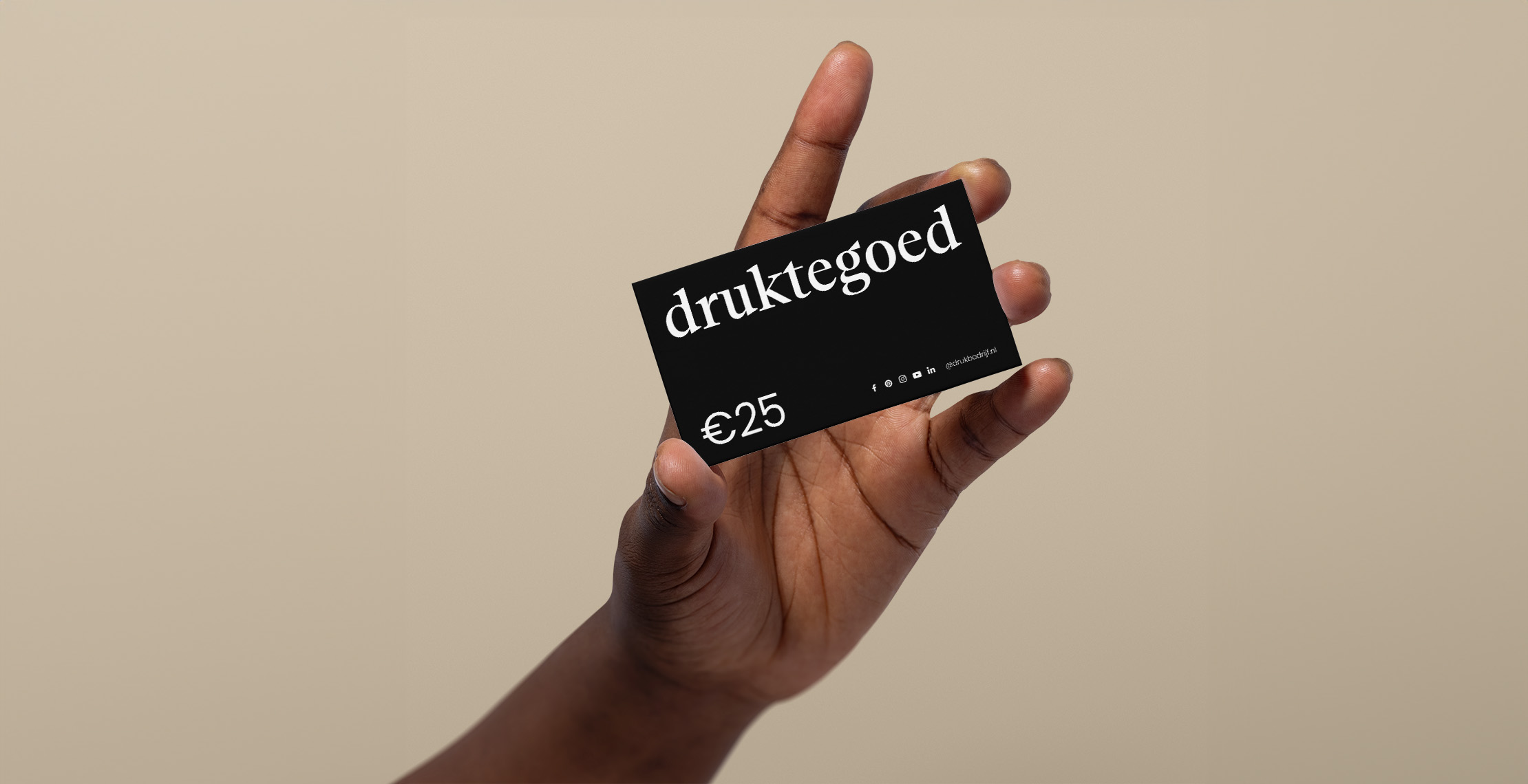 Cadeaukaart druktegoed in de hand met cadeaupas