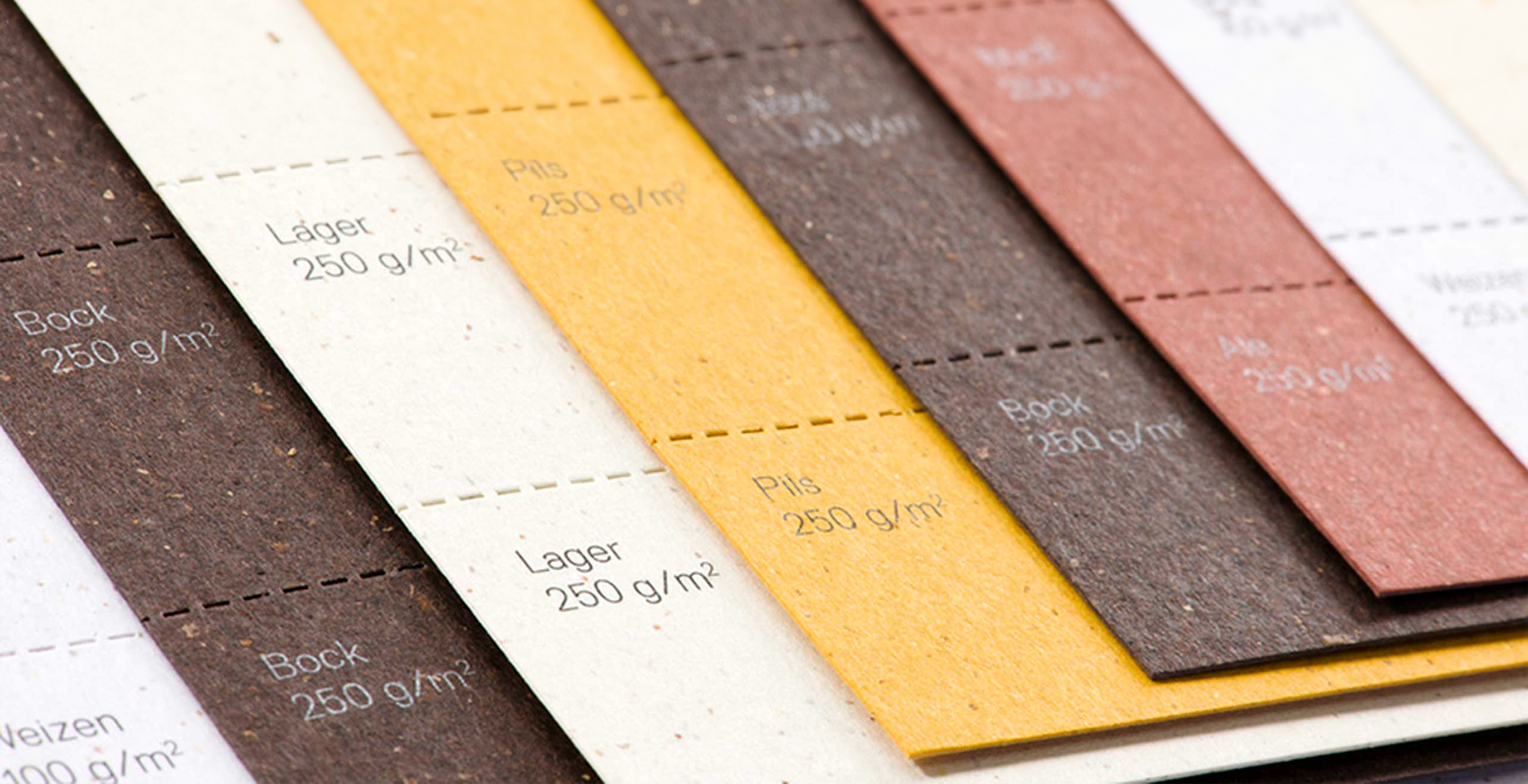 Verschillende soorten Gmund bierpapier lager weizen pils bock en andere kleuren en texturen naast elkaar