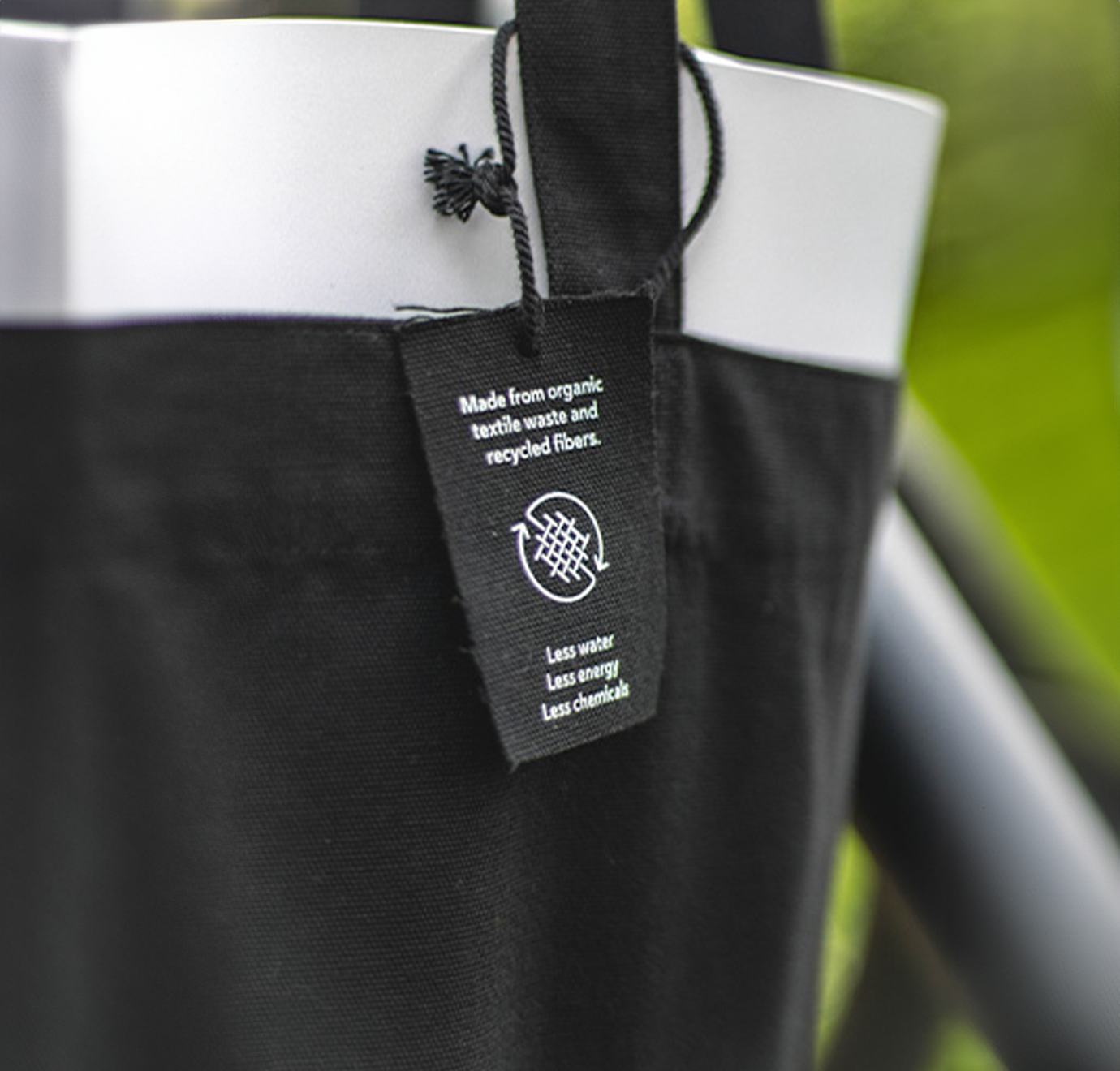 Zwart textiel hangtags bedrukt met informatie hangt aan een tas.  