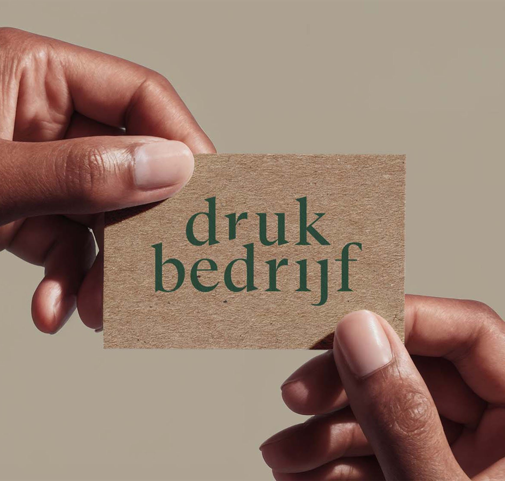 Bedrukt visitekaartje op duurzaam karton in de hand en bedrukt. 