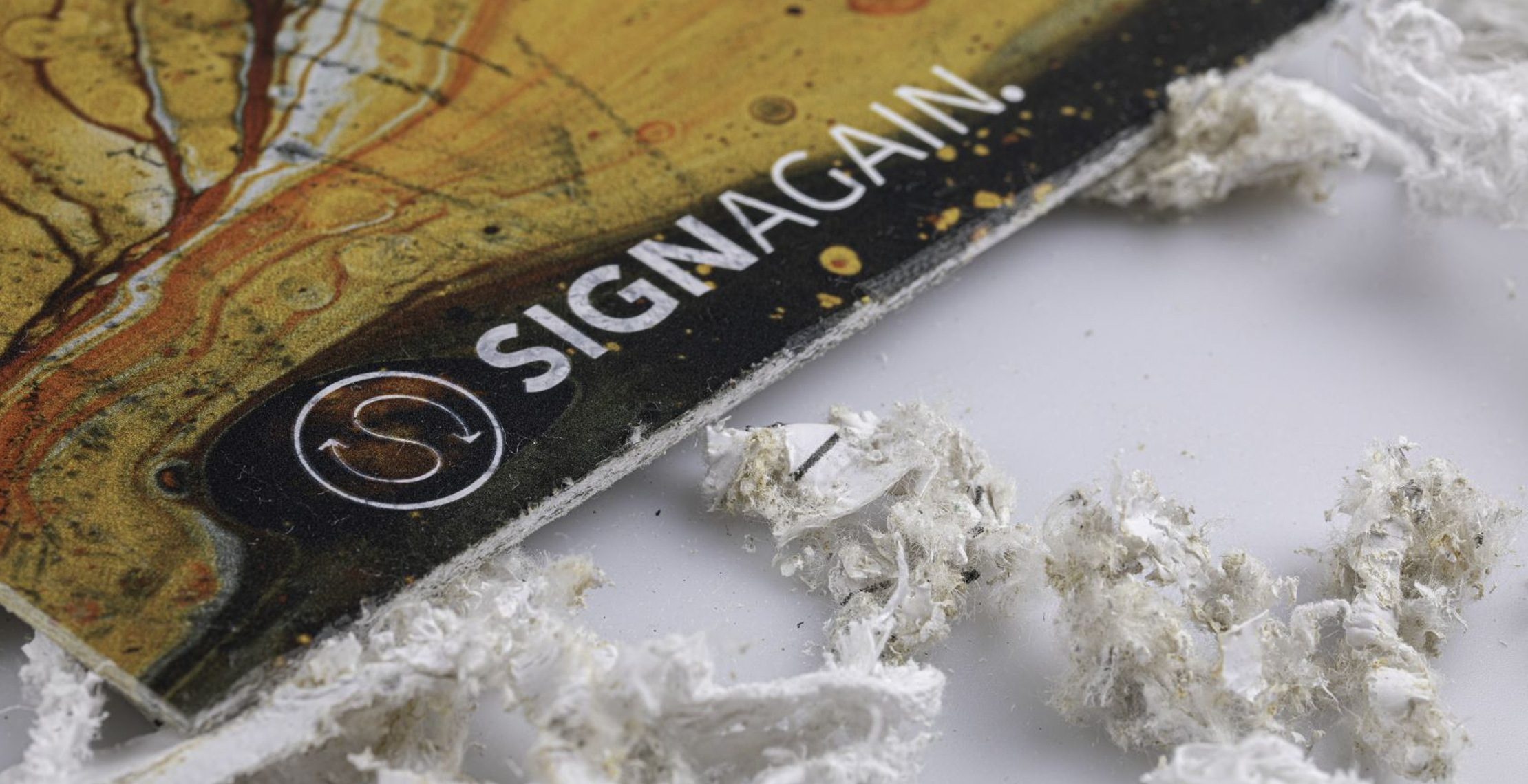 Sign again plaatmateriaal met gerecylde banners