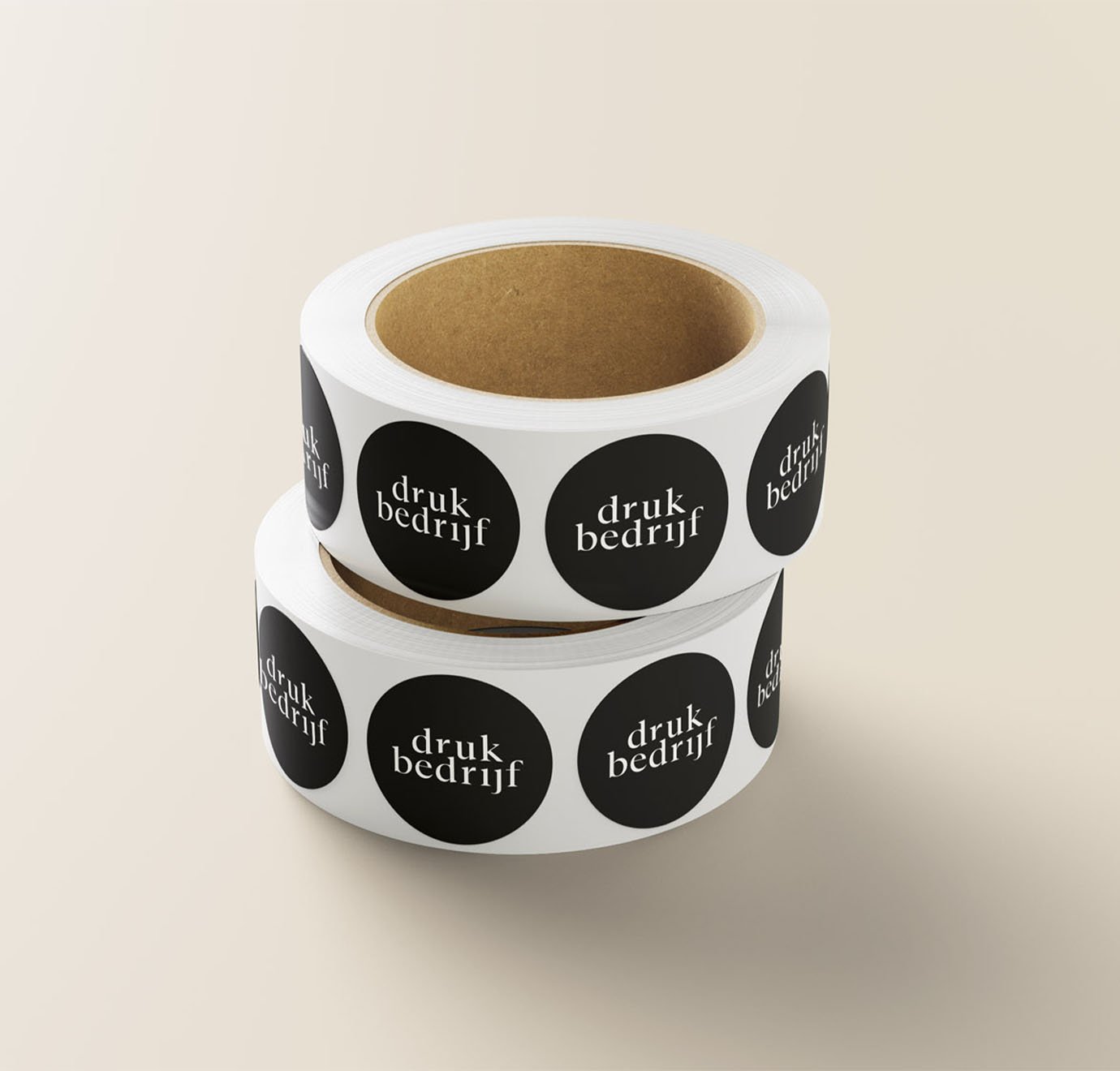 zwarte stickers op rol bedrukt met logo van drukbedrijf