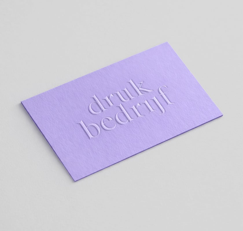 Wit visitekaartje met structuur en preeg bedrukking.