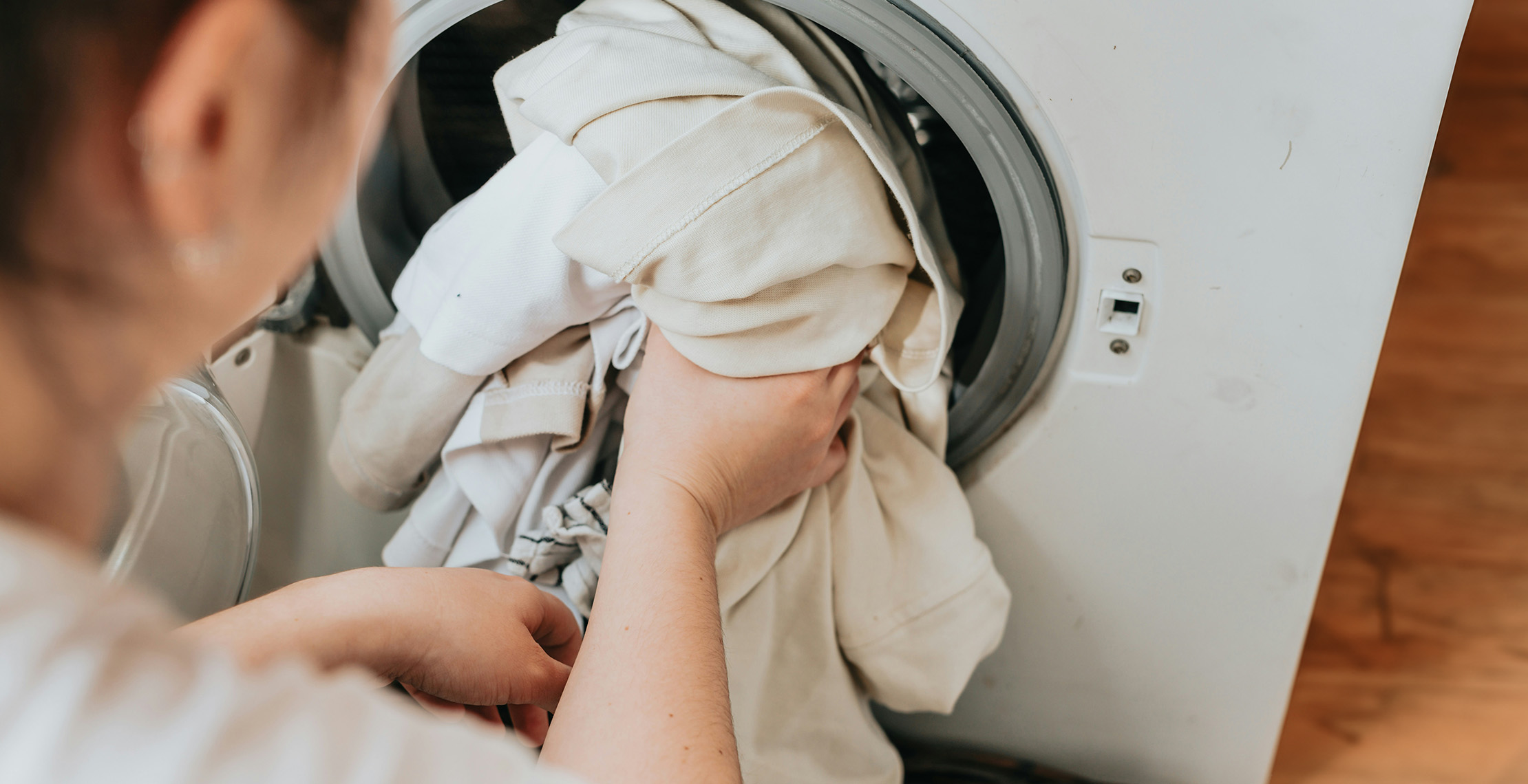 Bedrukte kleding binnenstebuiten wassen voor het behoud van de print.