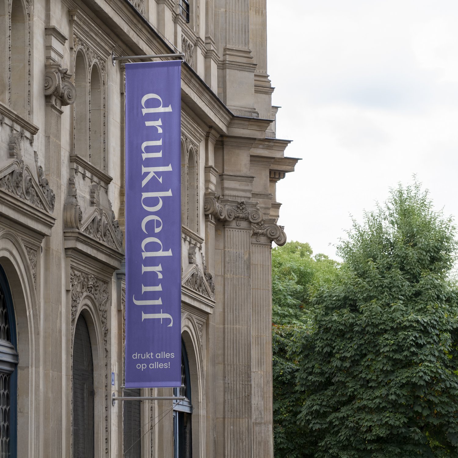 Professionele banieren op maat, stevige printoplossing voor maximale zichtbaarheid aan gevels, muren en binnenruimtes.