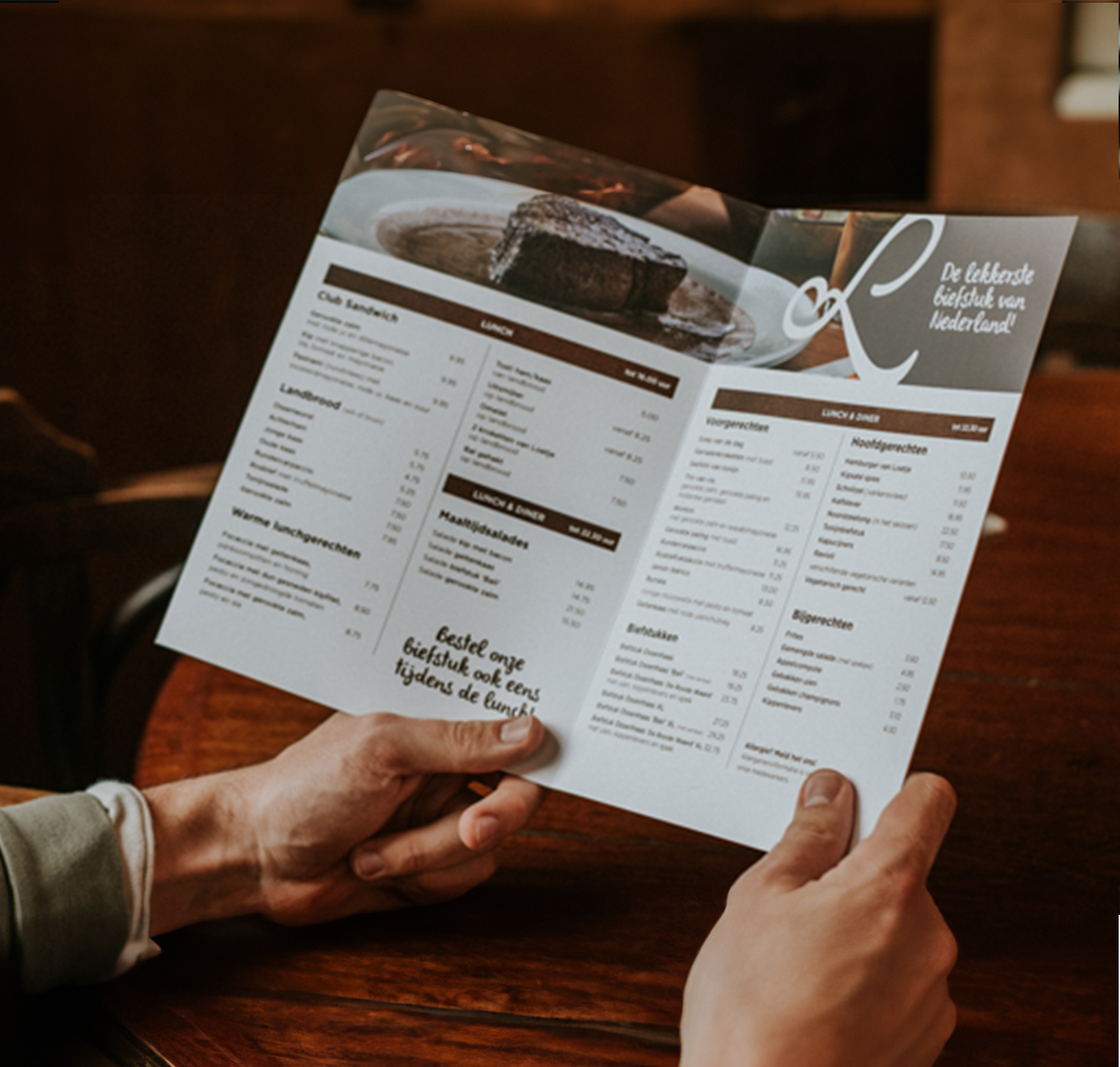 Bedrukte gevouwen menukaart geopend zodat het de menukaart zichtbaar is. 