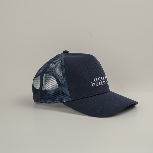 Duurzame trucker cap met bedrukte merknaam