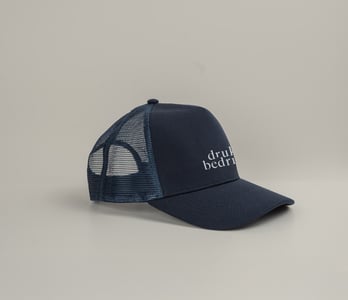 Duurzame trucker cap met bedrukte merknaam