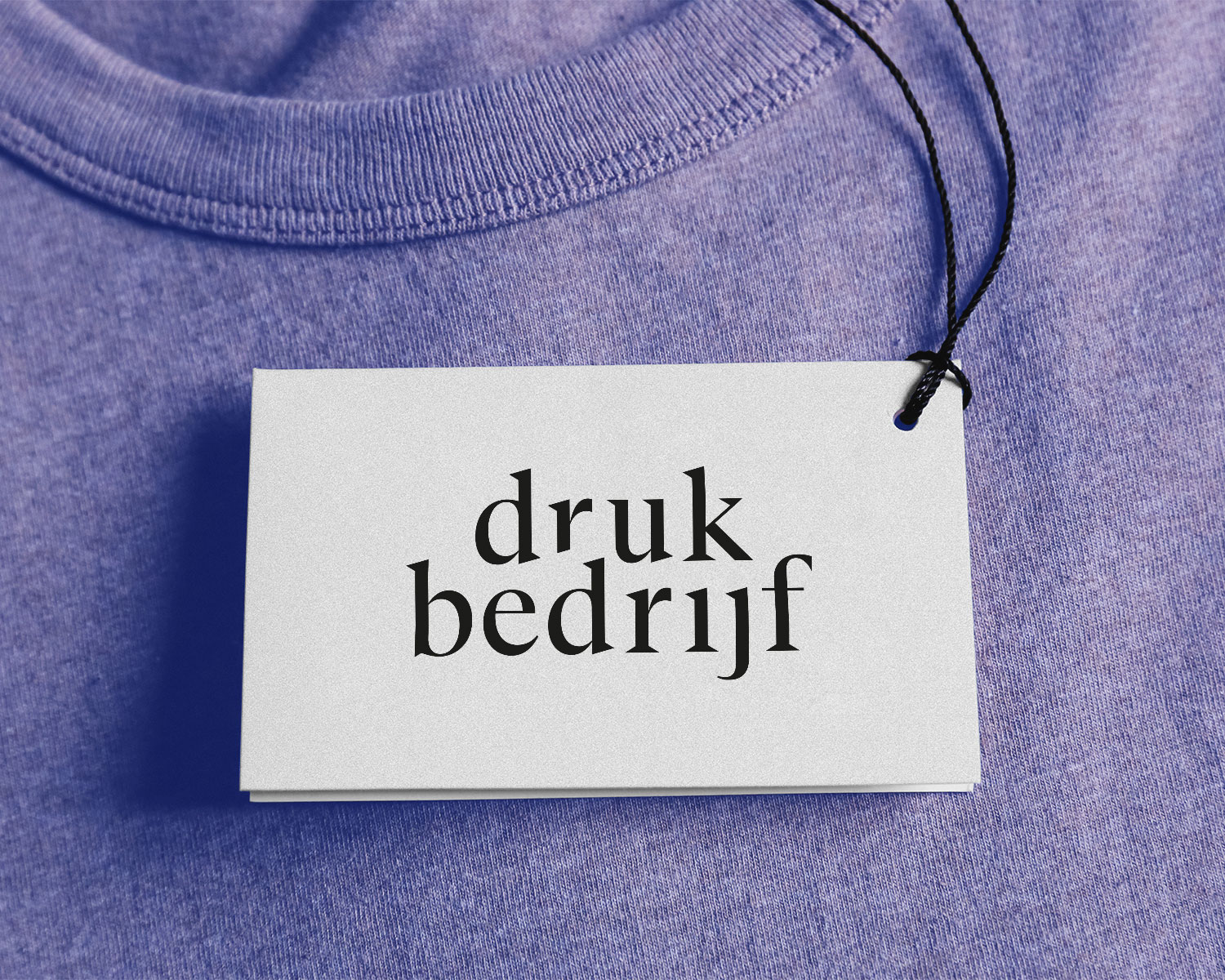 Hangtag met logo aan paarse trui