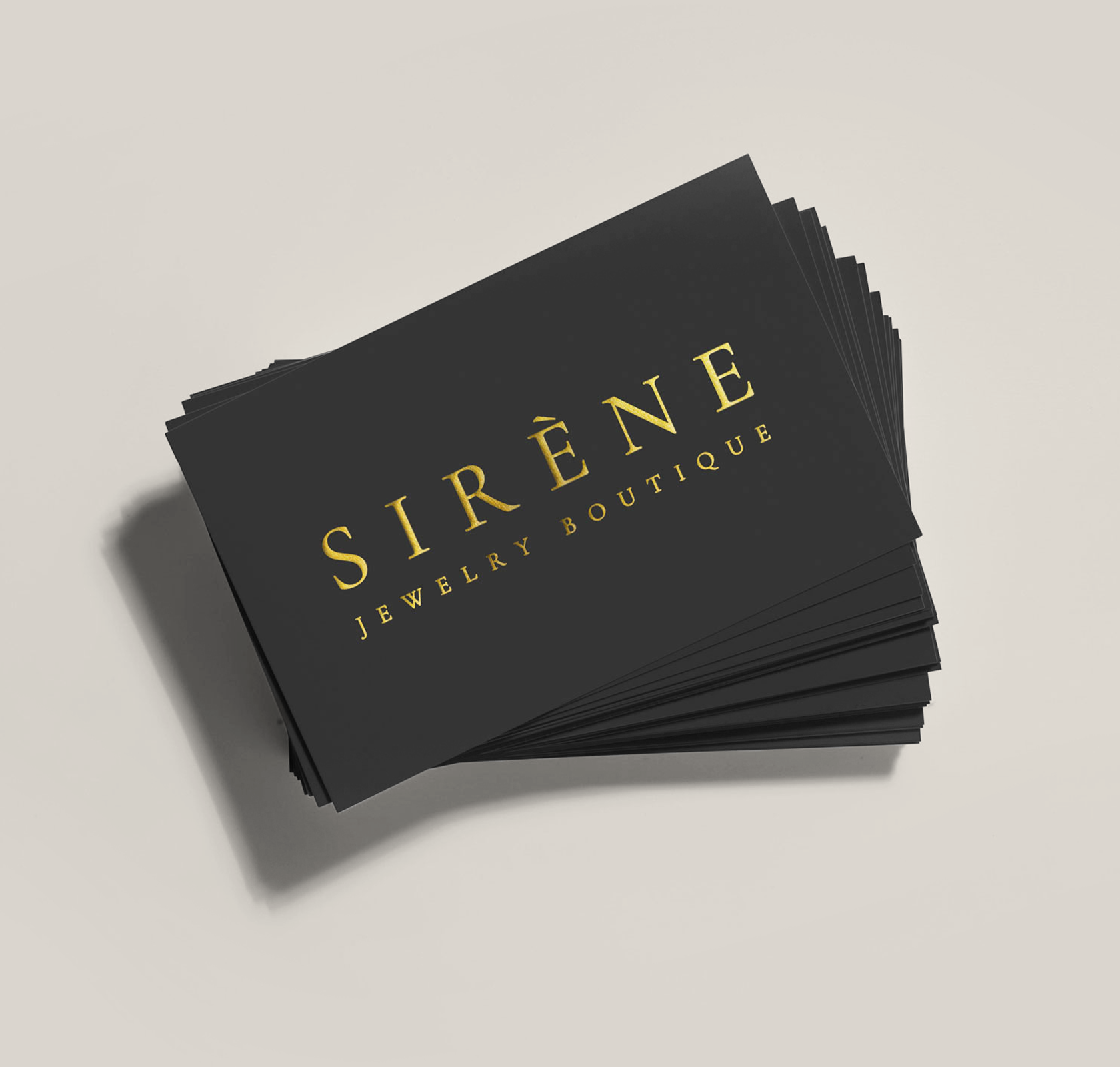 Zwart visitekaartje bedrukt met gouden foliedruk.