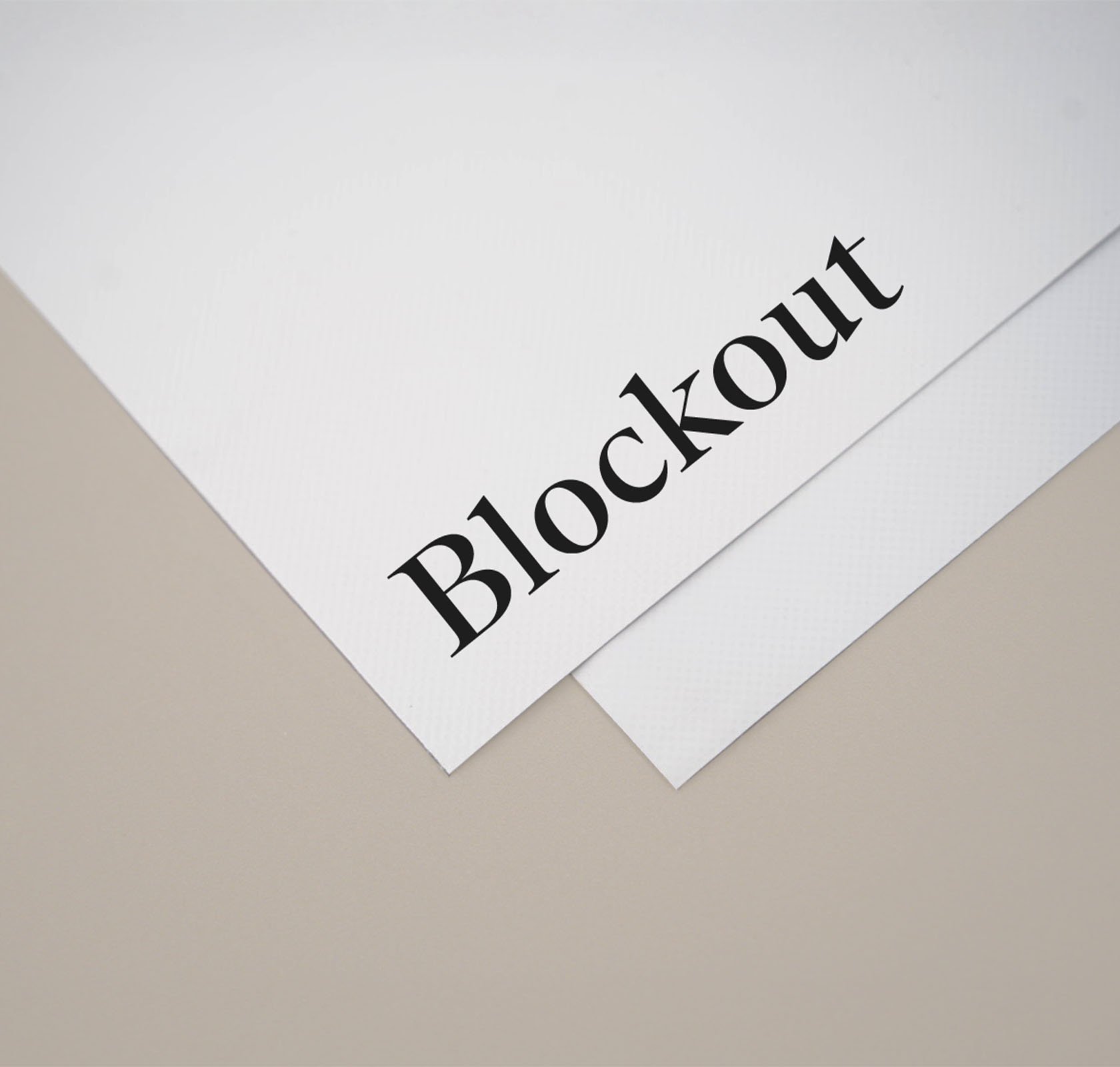 blockout bedrukt zwart wit op beige achtergrond zodat materiaalsoort goed zichtbaar is