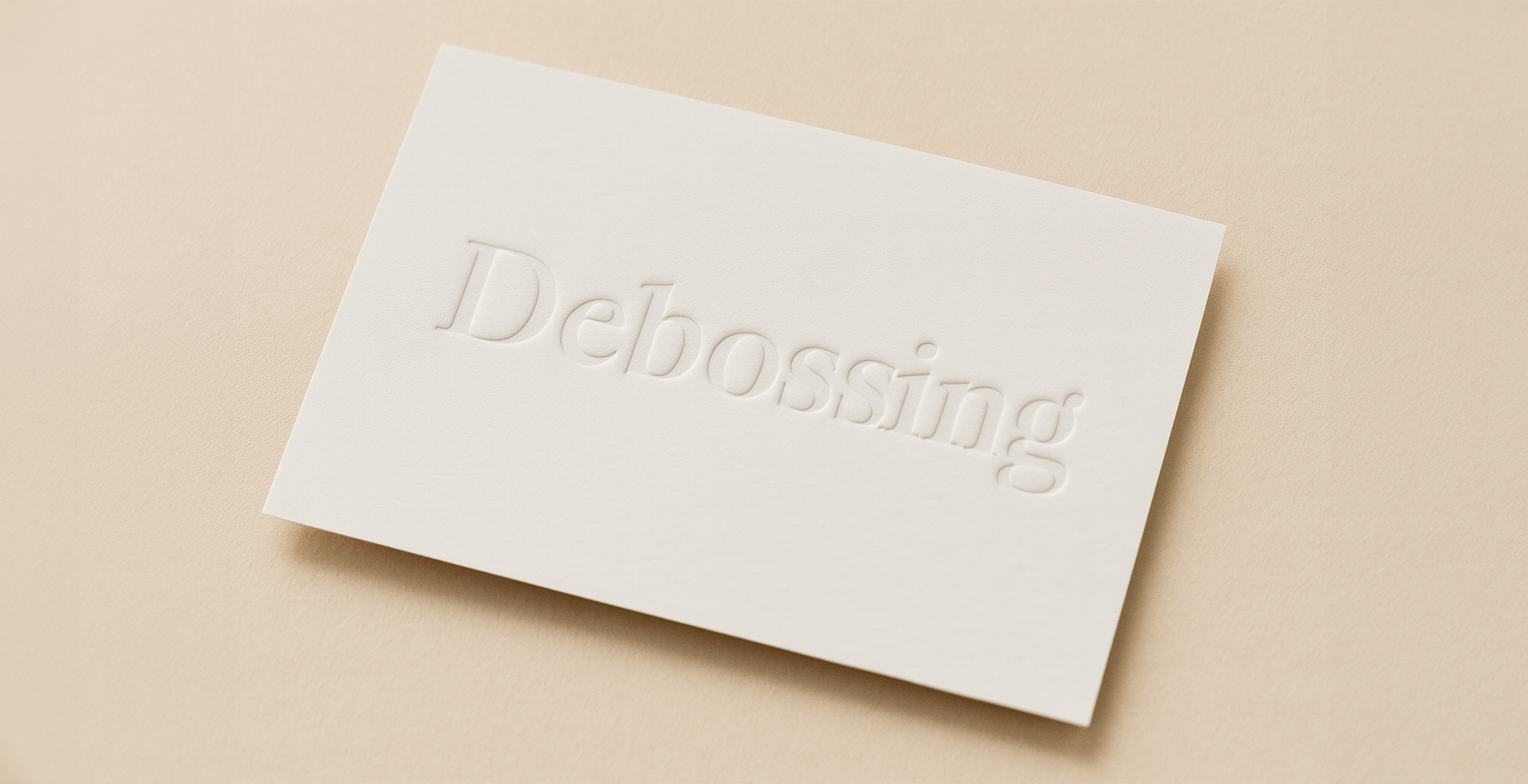 Debossing preeg getoond op wit papier op beige achtergrond