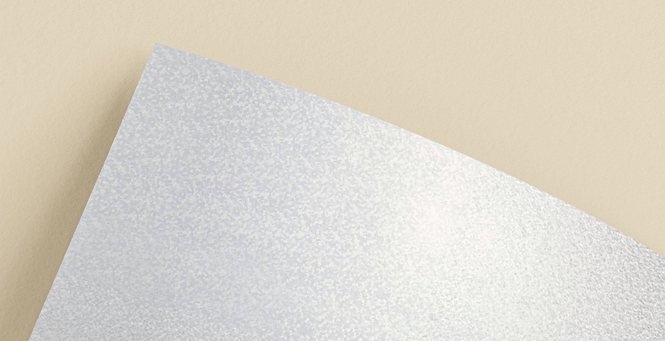 Parelmoer karton glans en structuur op beige achtergrond