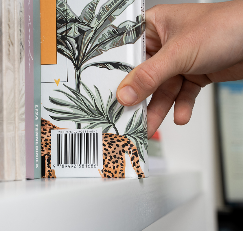 ISBN barcode achterkant van boek op plank in kast.