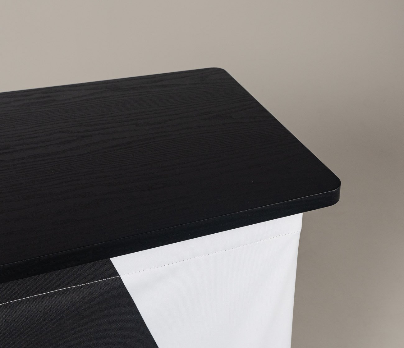 Gepersonaliseerde beursbalie met eigen logo