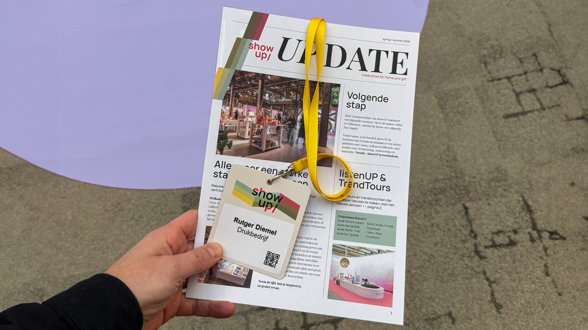 Beurs drukwerk voor ShowUP expo met bedrukte keycord badges en gepersonaliseerde kranten voor de expo