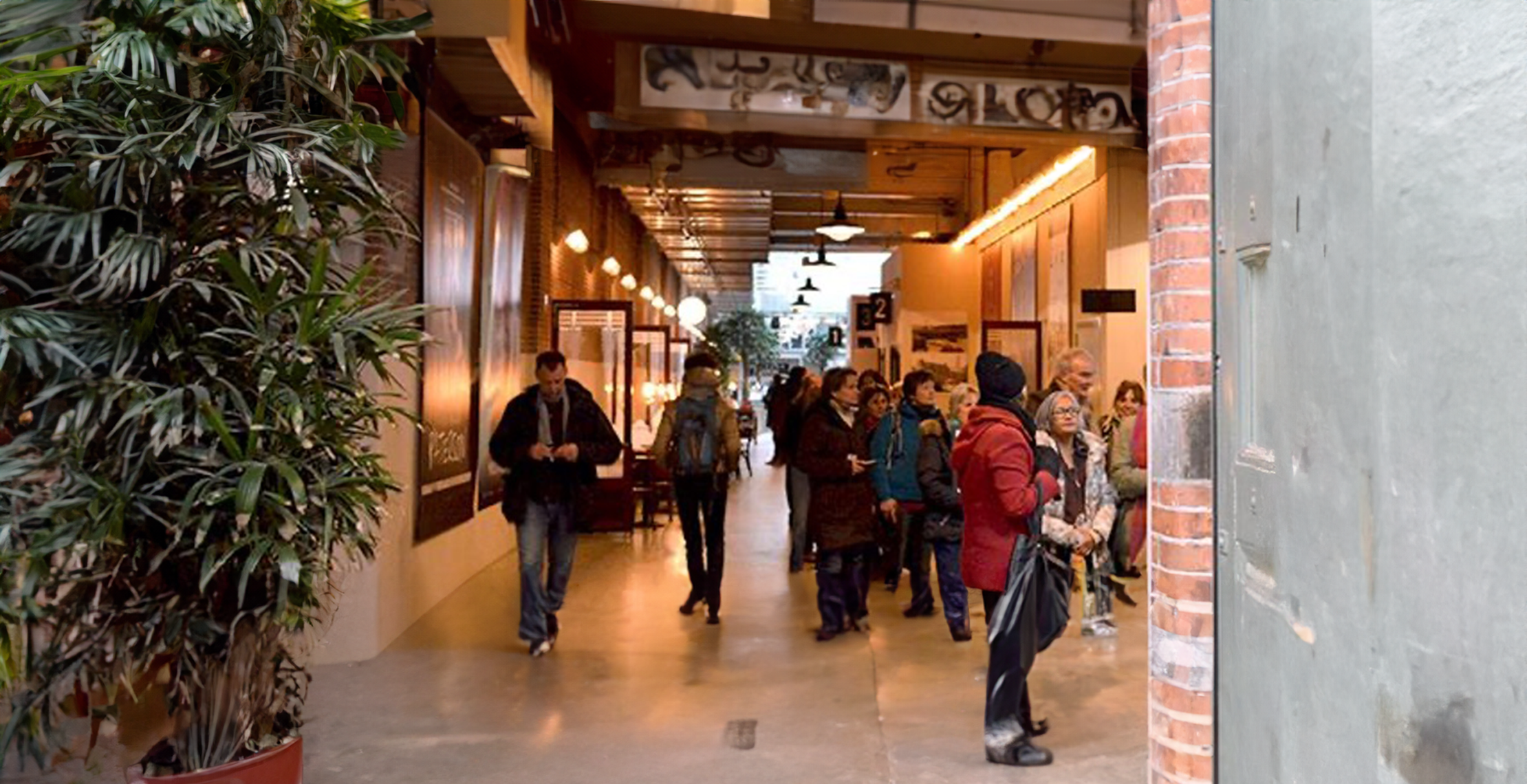 Ingang van de filmhallen met publiek die kaartje koopt.