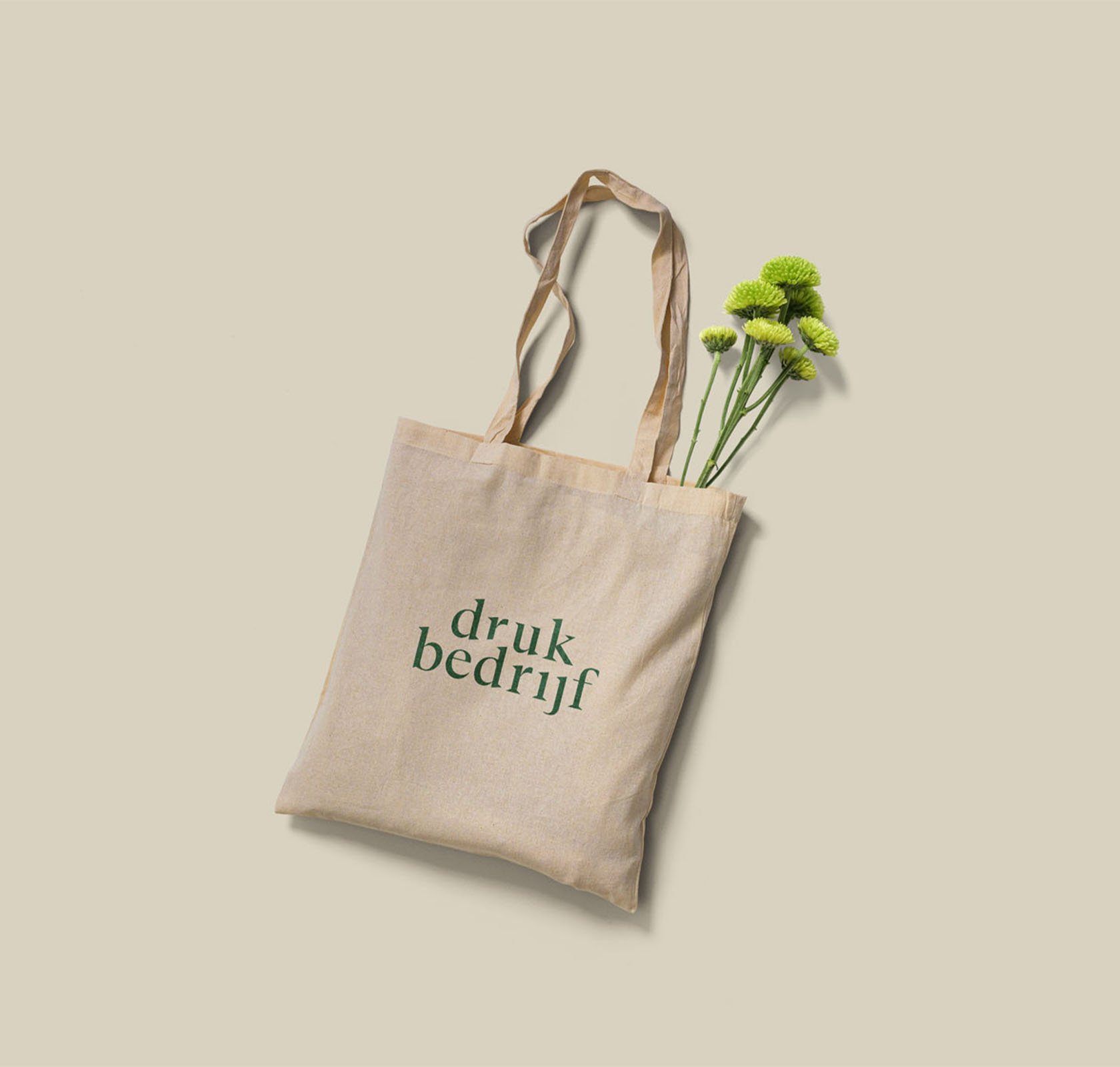 fairtrade jute tas bedrukt met bloem er in op beige achtergrond