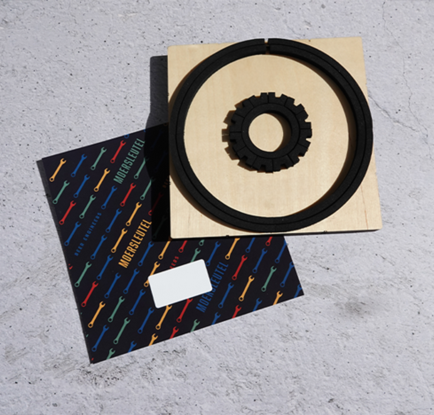 Tweede stap van stansen proces met een stansmes en papier