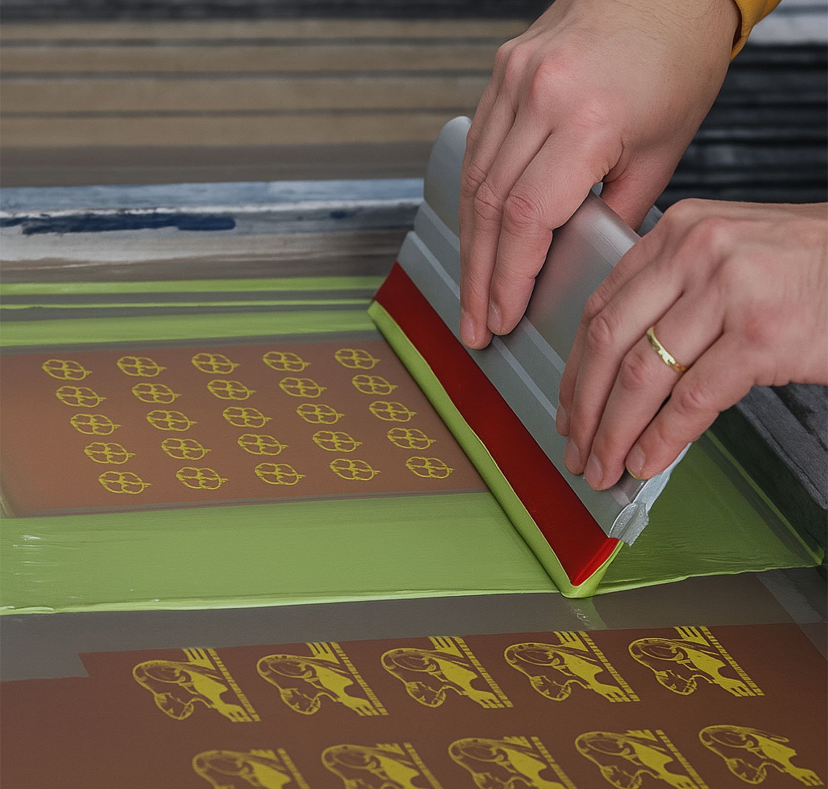 Zeefdruk op glas in actie glazen bedrukken met logo PMS kleuren