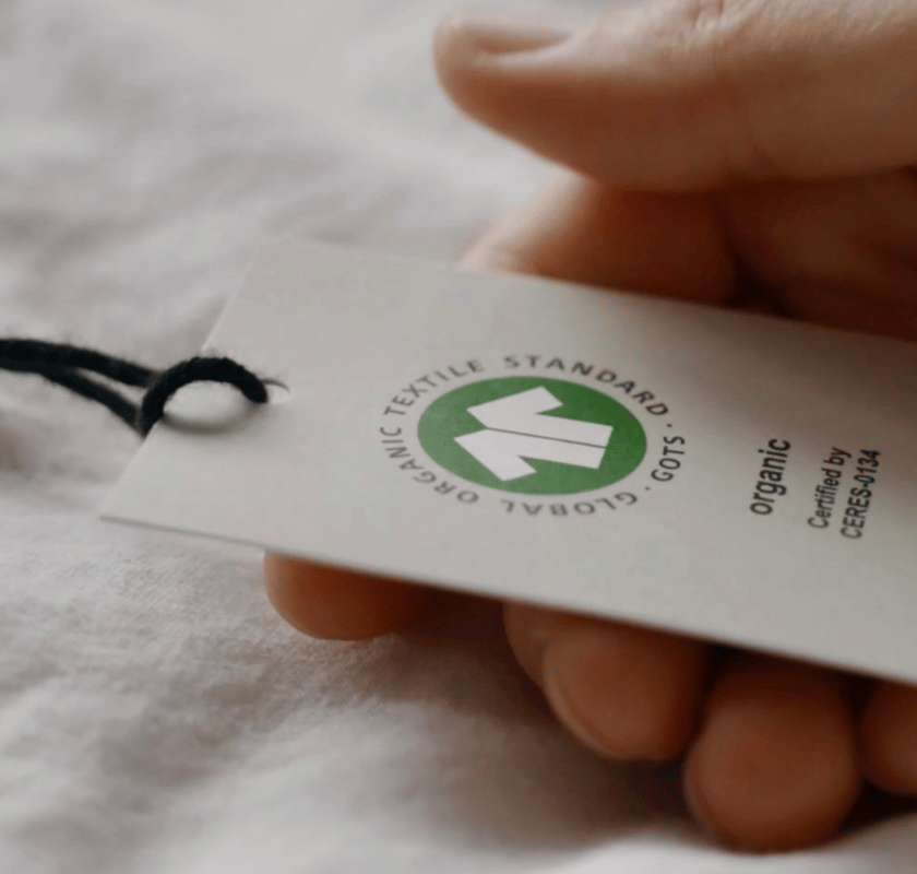 GOTS-keurmerk op label zichtbaar in iemand zijn hand