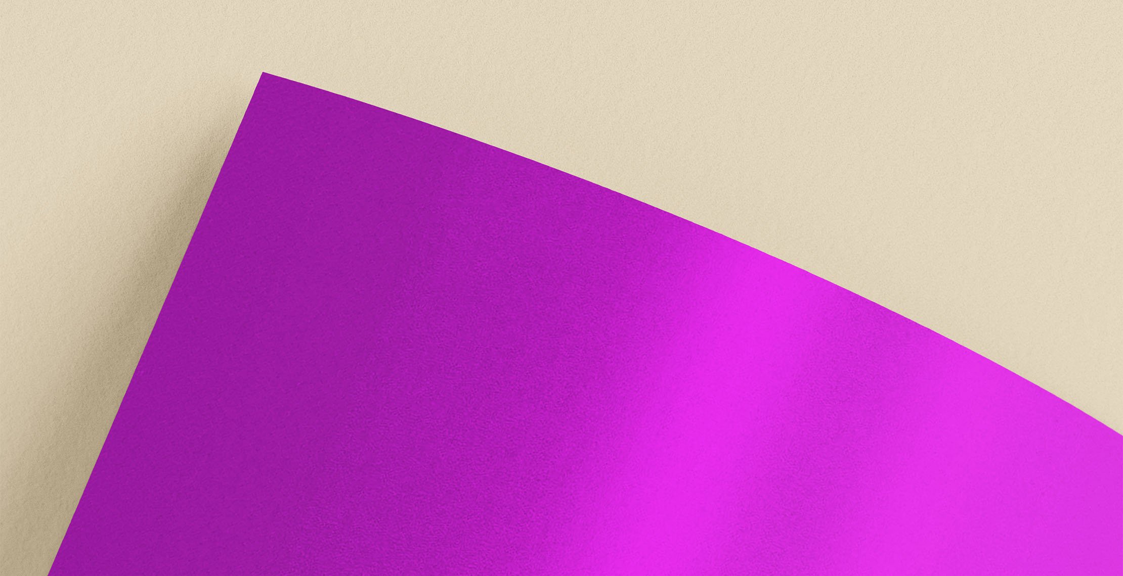 Paars metallic papier glans en hoekje zichtbaar op beige achtergrond