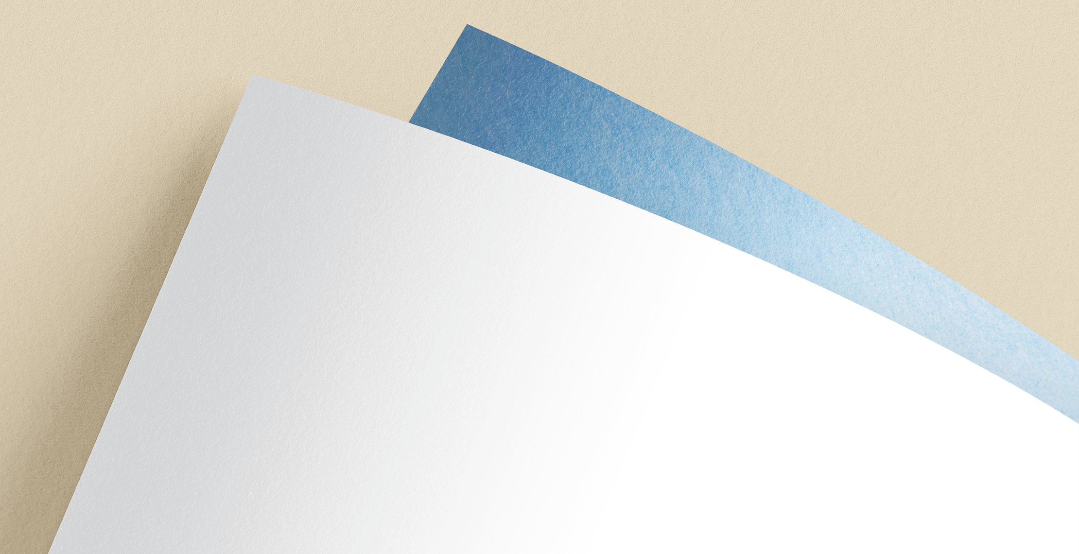 Blueback papier textuur blauwe achterkant niet doorschijnend onbedrukte voorkant op beige achtergrond