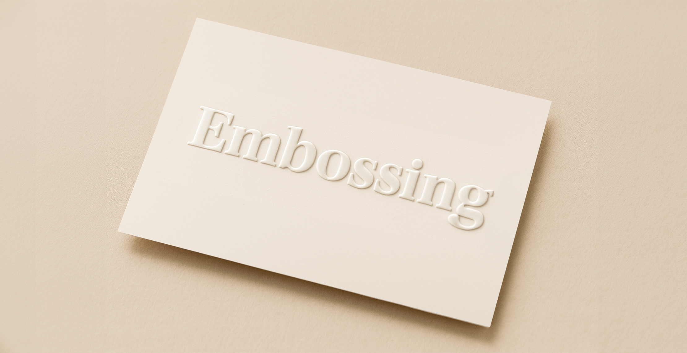 Embossing preeg getoond op wit papier op beige achtergrond