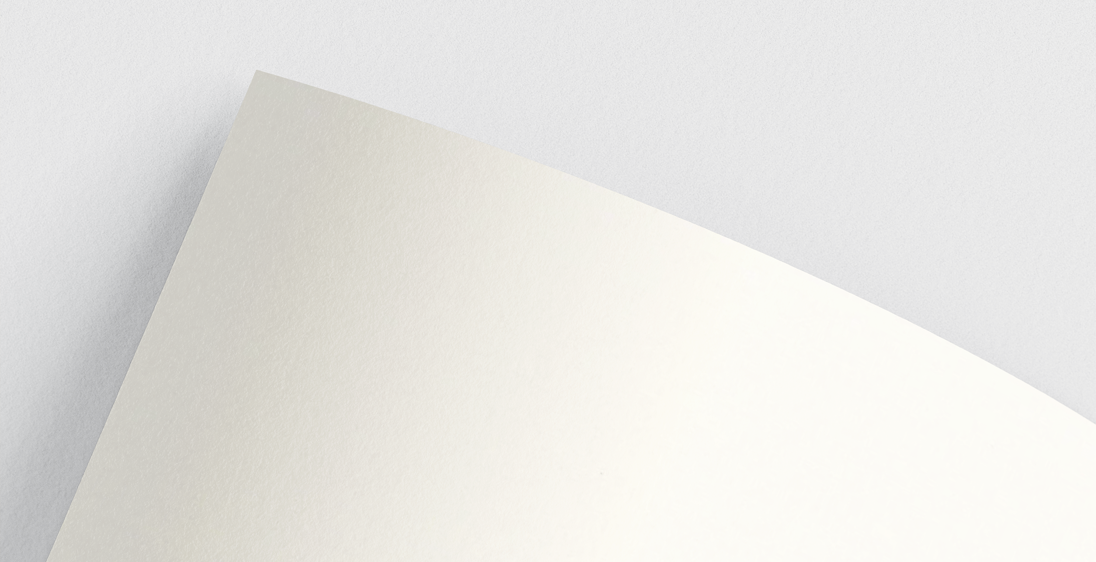 Offwhite papier hoekje detail zichtbaar op witte achtergrond verschil in kleur wit